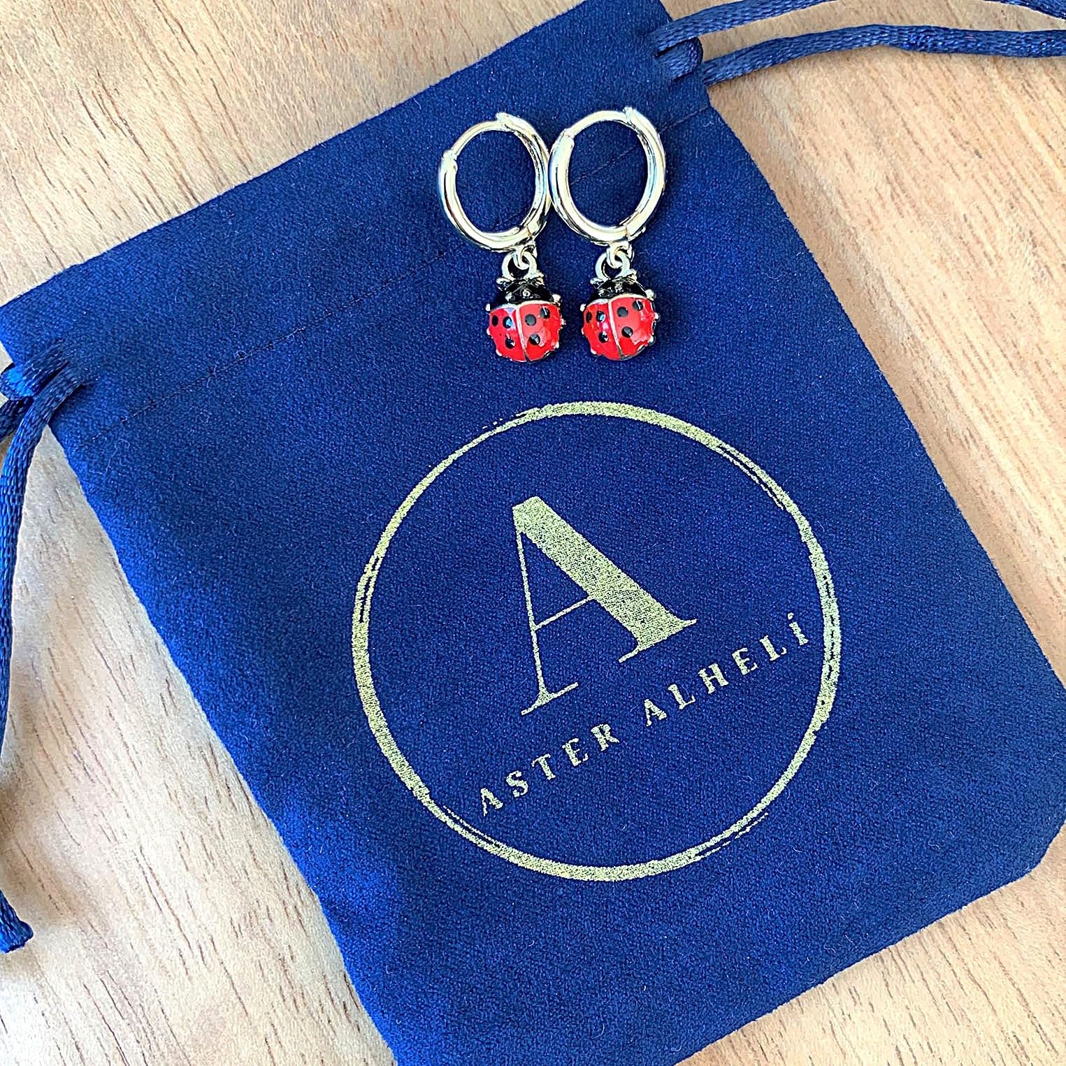 ASTER ALHELÍ Pendientes Dorados Mujer Mariquitas Aros Pequeños Chapados en Oro Colgantes Mariquita Roja Regalo Original