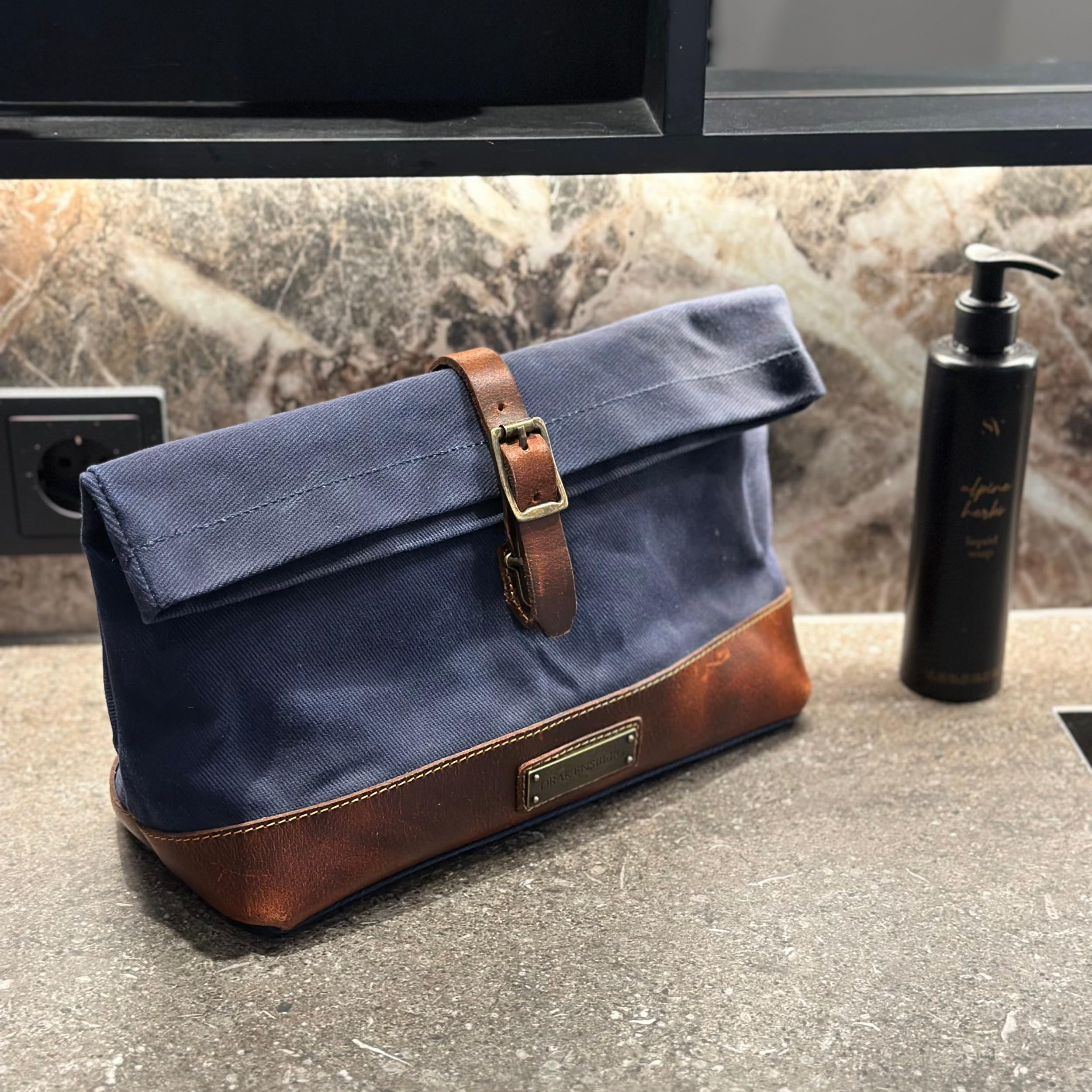 DRAKENSBERG Großer Kulturbeutel 'Otis' aus gewachstem Canvas, Leder, wasserabweisend, erweiterbar, Roll-Top-Design, bis 8L - Ozean-Blau, DR00656