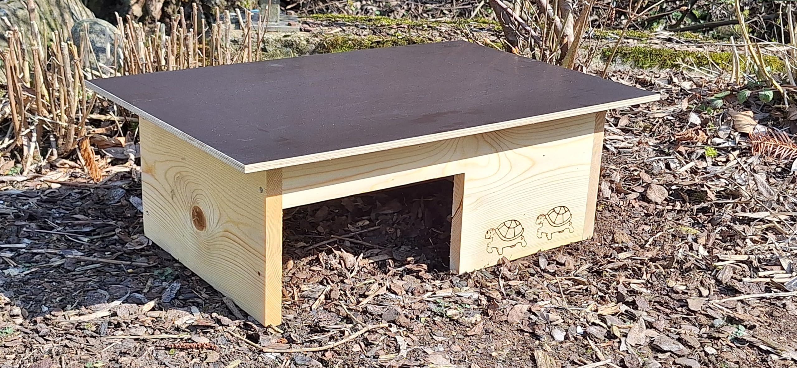 Maison de tortue de qualité supérieure (SH10) en bois massif de 20 mm - Résistante aux intempéries avec fond et porte - Ventilation réglable - Enclos pour tortues - Résistant aux intempéries