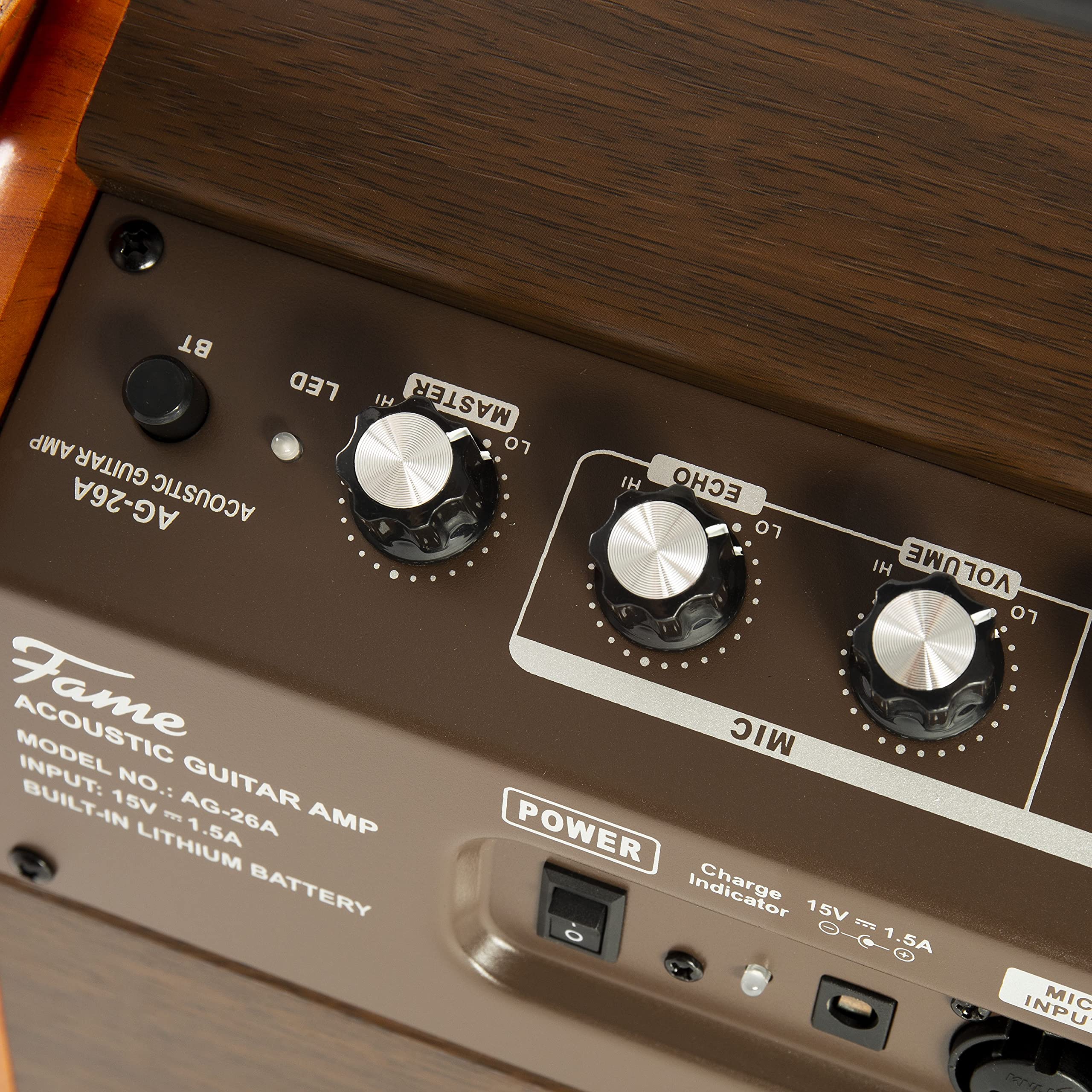 Fame AG-26A Akustikgitarrenverstärker, integrierter Akku, 2 separat regelbare Kanäle, 3,5 mm Stereo-Line-In, Echo-/Reverb-Effekte, Bluetooth, inklusive 15V Ladekabel