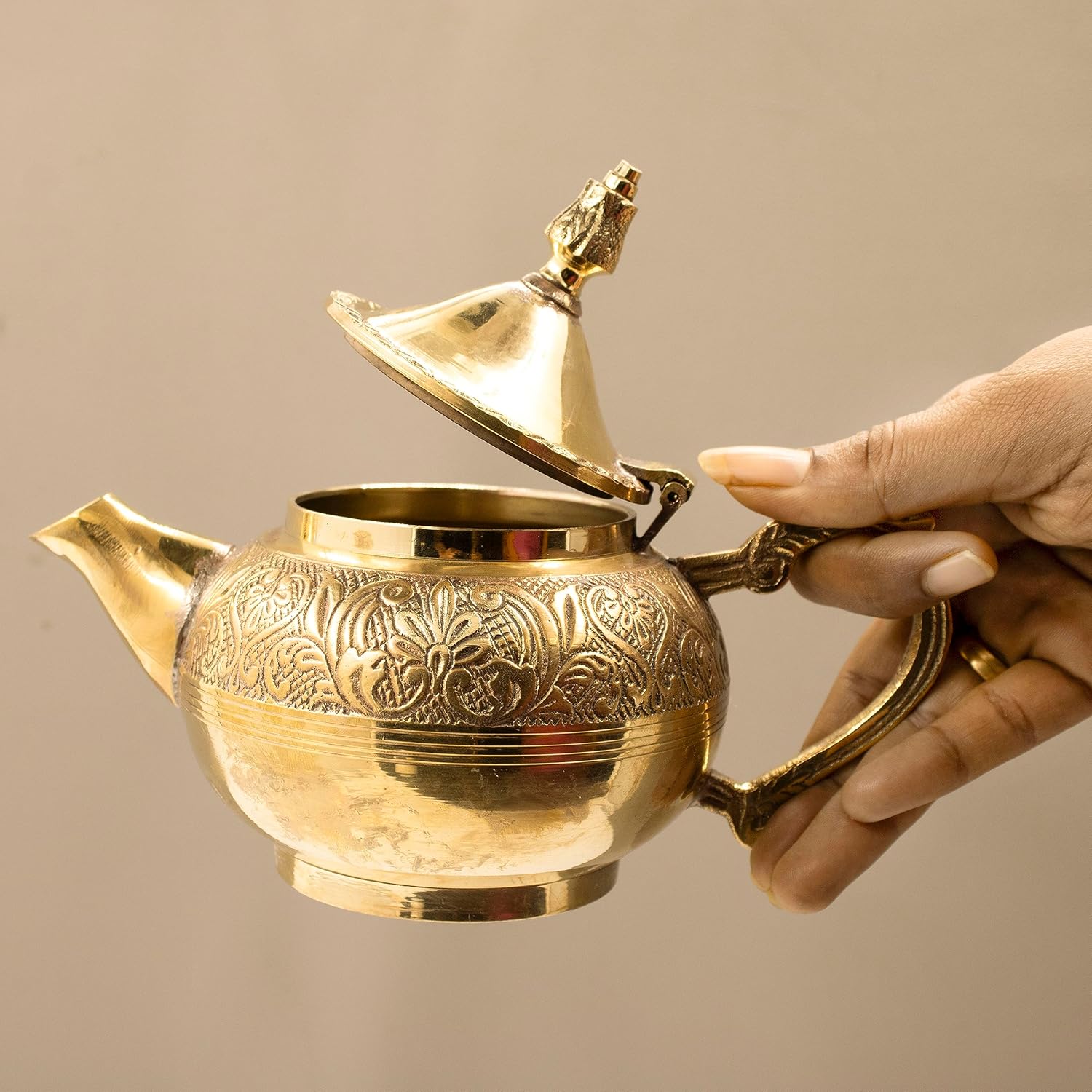 Putrika Traditional Handcrafted Brass Tea Kettle | Tea Pot | Engraved Design Pot | Coffee Pots |Serving Tea And Coffee Beverages| Antique Brass Look Kettle | Decorative Tea Pot, Medium, Gold