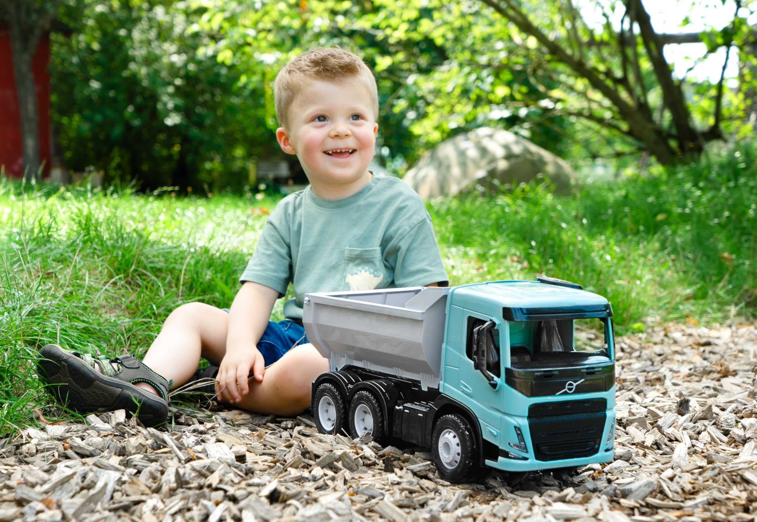 LENA - WORXX Camion ribaltabile Volvo FMX – Camion giocattolo da 45 cm con cassone ribaltabile bloccabile, 3 assi in acciaio, certificato TÜV, dai 3 anni, per interno ed esterno, Made in Europe