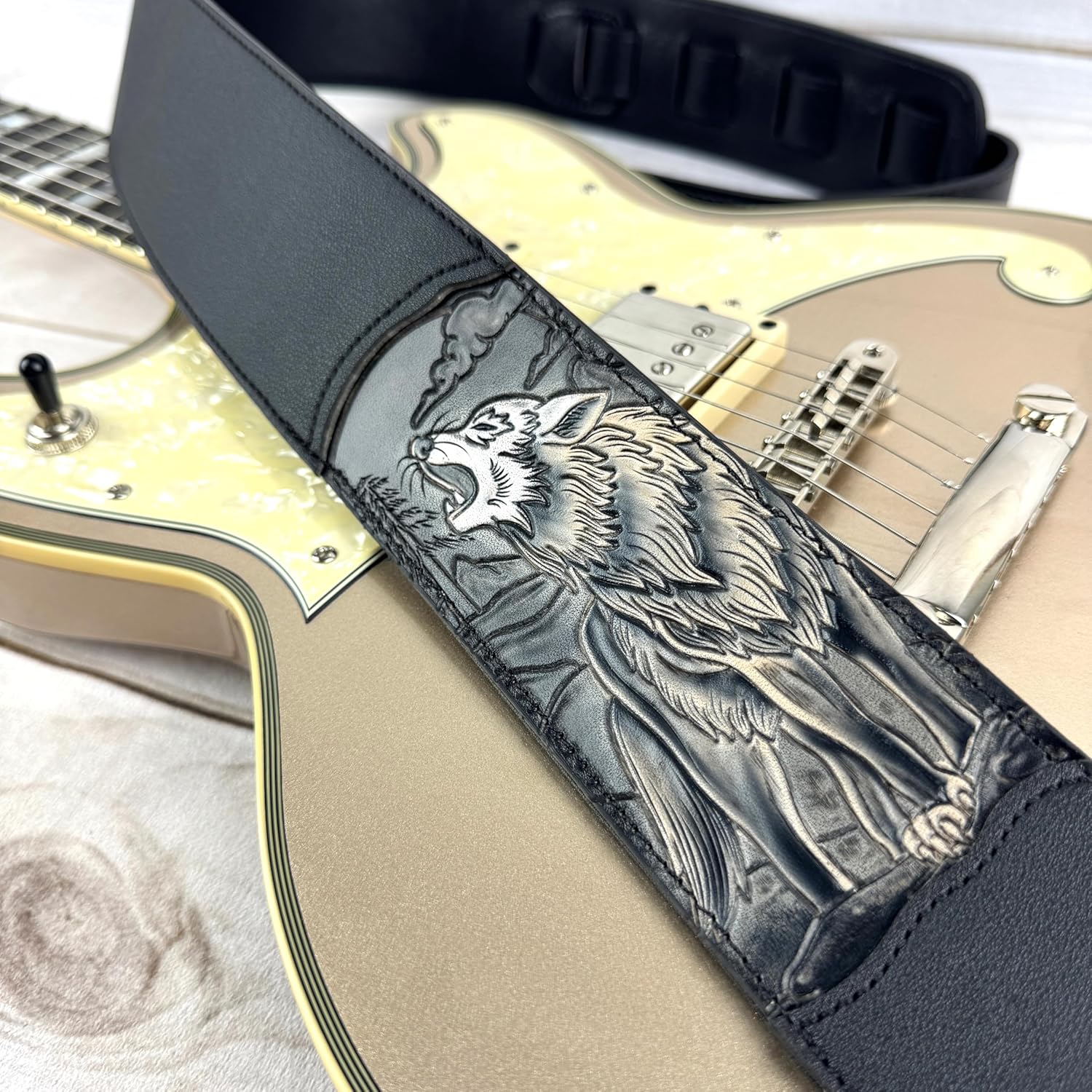 Walker & Williams CVG-WL-B Hand Carved Black And Tan Howling Timber Wolf On Black Leather Guitar Strap