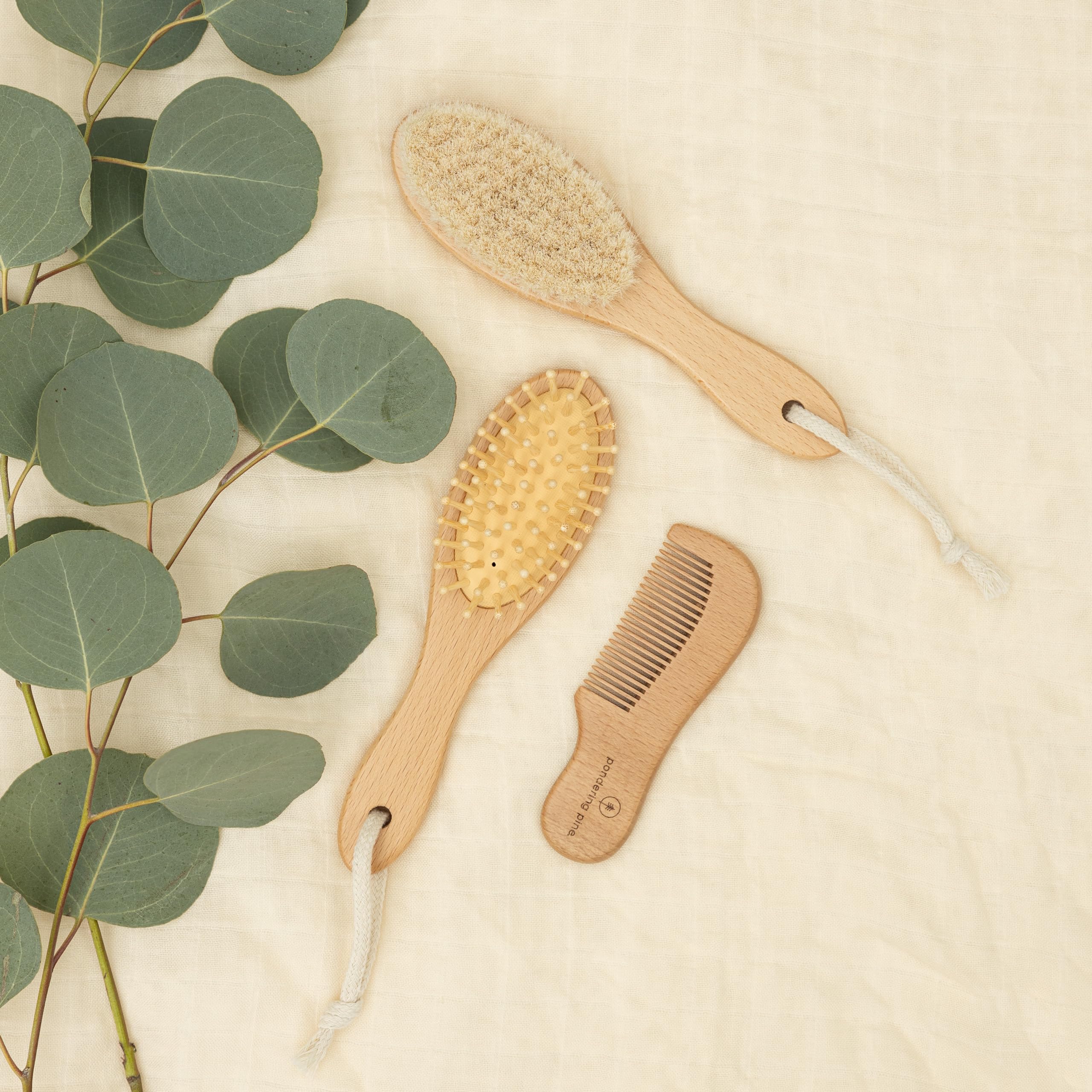 Natürliches Babyhaarbürsten-Set, Holzbürsten und Kamm mit Boho-Reisetasche für Mädchen oder Jungen, weiche Ziegenhaarbürste für Wiegenkappe, Bambus-Kleinkind-Haarbürste, Neugeborene Haarbürste für