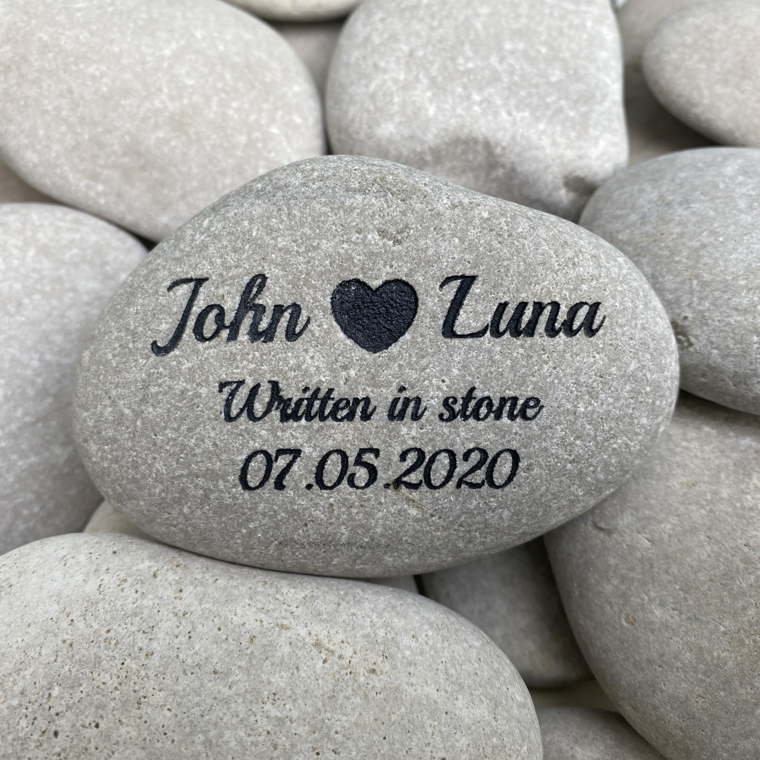 UKTMALL Personalised Engraved Natural stone, Painted Black, Othing Stone, Wedding Stone, Pebble, Marriage Anniversary & Birthday, Date, Grave Marker, Memorial, Thank you gift