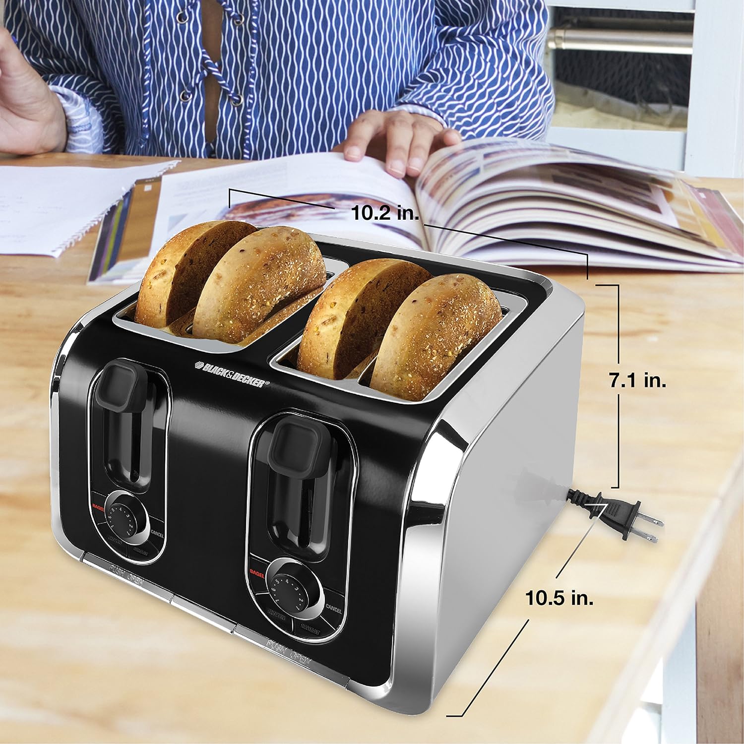 BLACK+DECKER 4-Slice Toaster, Traditional Square, Black with Stainless Steel Accents, TR1400SB