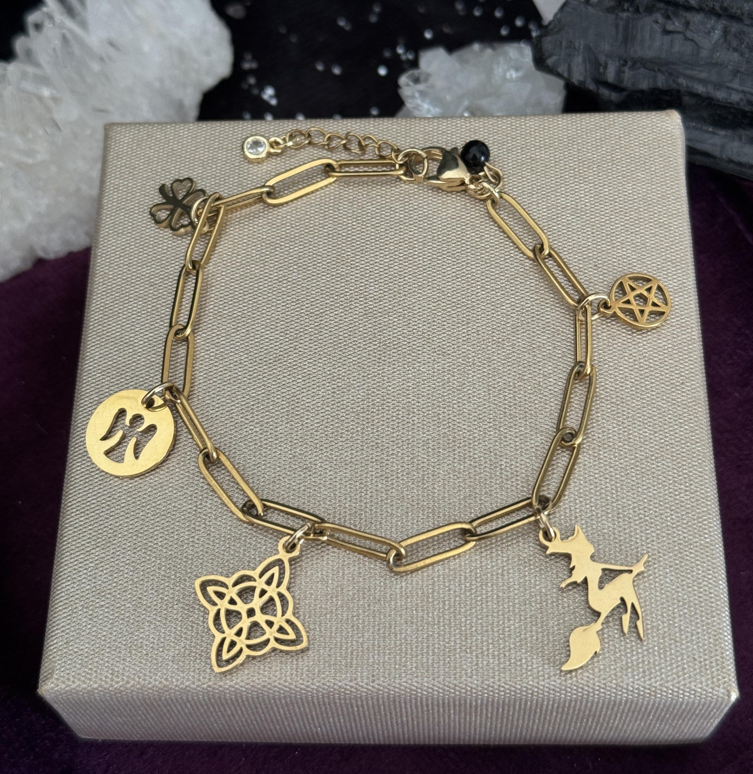 Simboliks Pulsera Protección Malas Energías - Acero Inoxidable Dorado con Ónix - Amuleto Bruja: Nudo de Bruja, Pentáculo, Ángel de la Guarda, Trébol de la Suerte - Contra Mal de Ojo y Hechizos