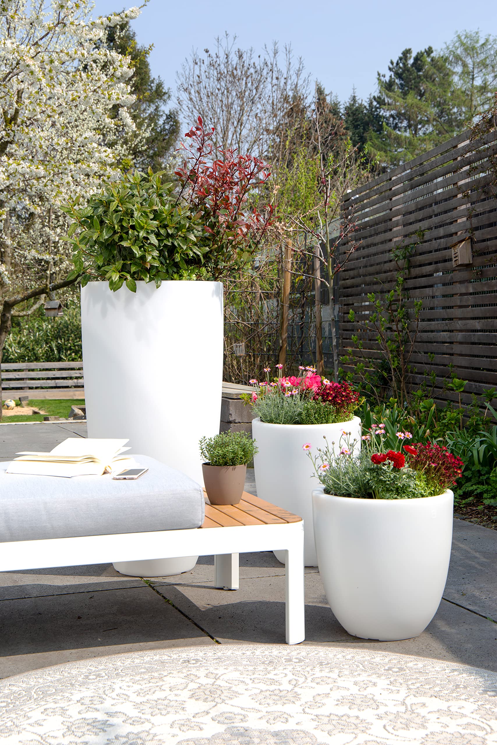 8 seasons Design LED Pflanzkübel mit Farbwechsel, 39 x 51 cm, Shining Curvy Pot M (weiß) E27, RGB, dimmbar, Fernbedienung – wetterfest – beleuchteter Blumentopf für außen (Garten, Terrasse) und innen