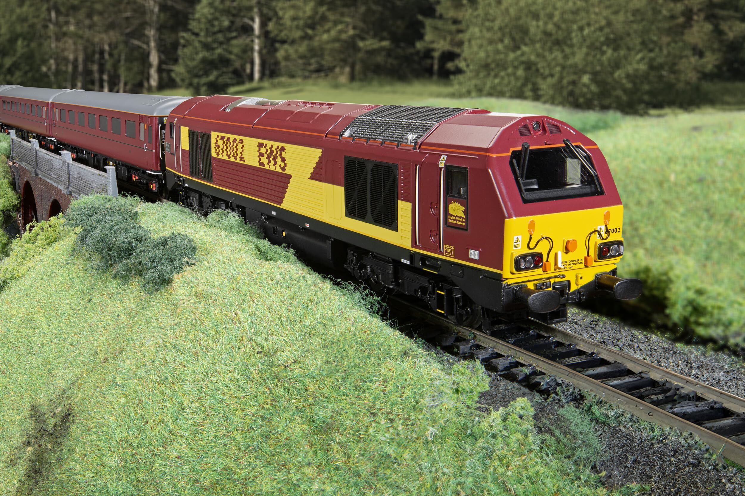 Hornby Diesel Train - R30251 EWS Business Train Pack - Era 10 00 Gauge Locomotives, Engine Models for Adults - 1:76 Scale Model Gift - Image 2