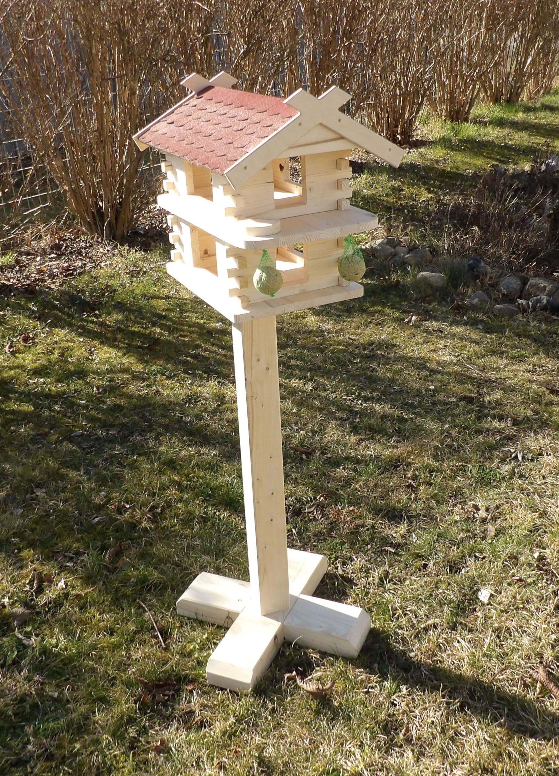 Martinshof - Casetta per uccelli Charlie rosso, lunghezza: 47 cm, larghezza: 38,5 cm, altezza: 43 cm, materiale: legno di abete non trattato, per giardino, matrimonio, terrazza, balcone