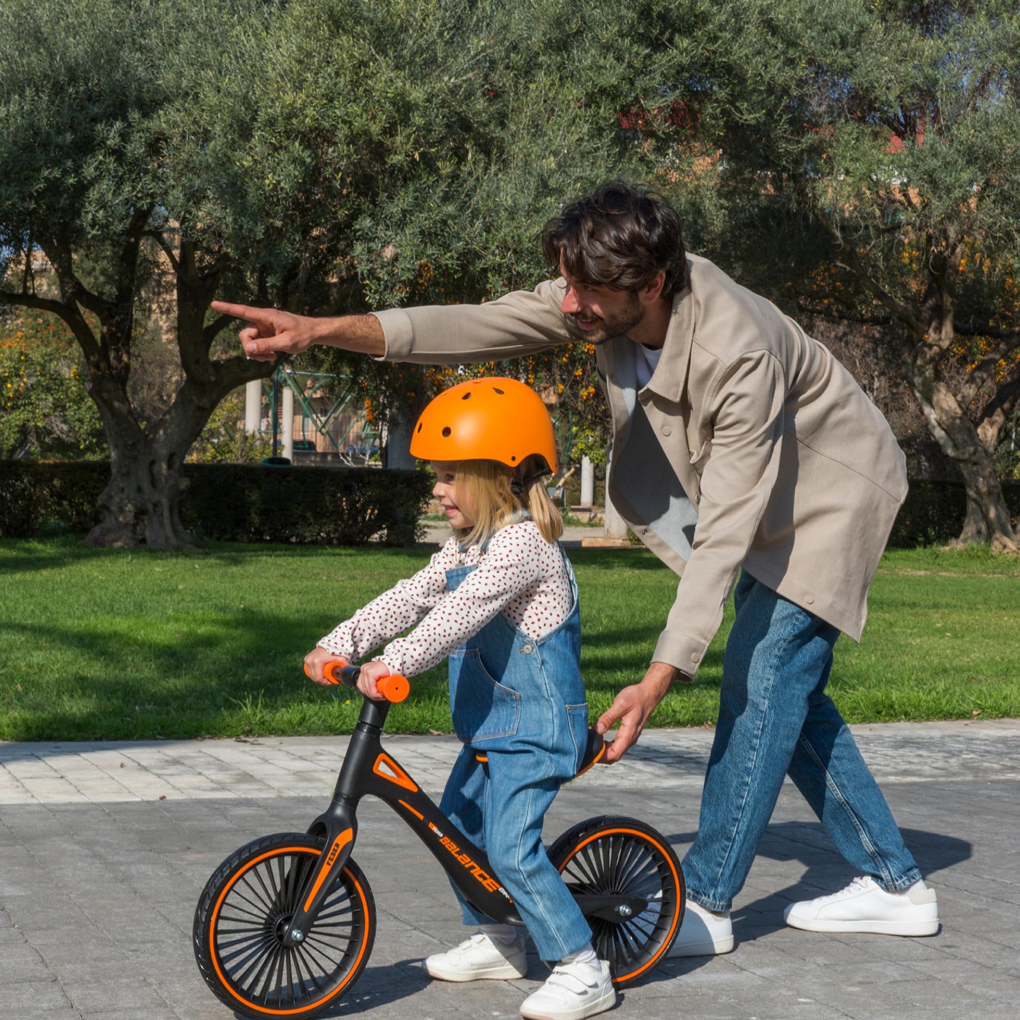 FEBER - Balance Bike, Bicicleta sin Pedales Deportiva, Estructura Ultraligera, Potencia la Coordinación y el Equilibrio, Empuñaduras de Goma con Sillín Ergonómico Ajustable, +2 años, Famosa (FED42000)