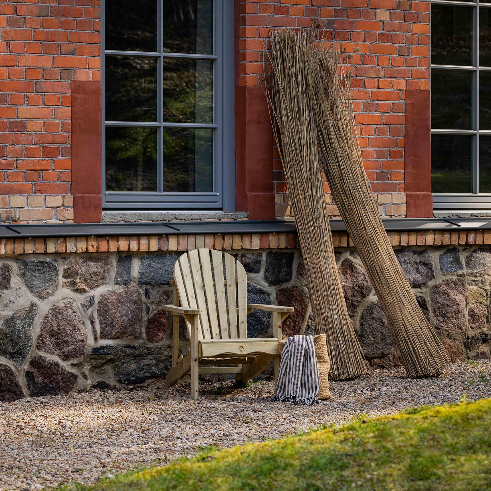 AMATA Silla Adirondack individual para exteriores, colección UNGURS, silla de madera resistente a la intemperie para patio, patio trasero y hogueras de jardín, ergonómica y duradera, diseño atemporal