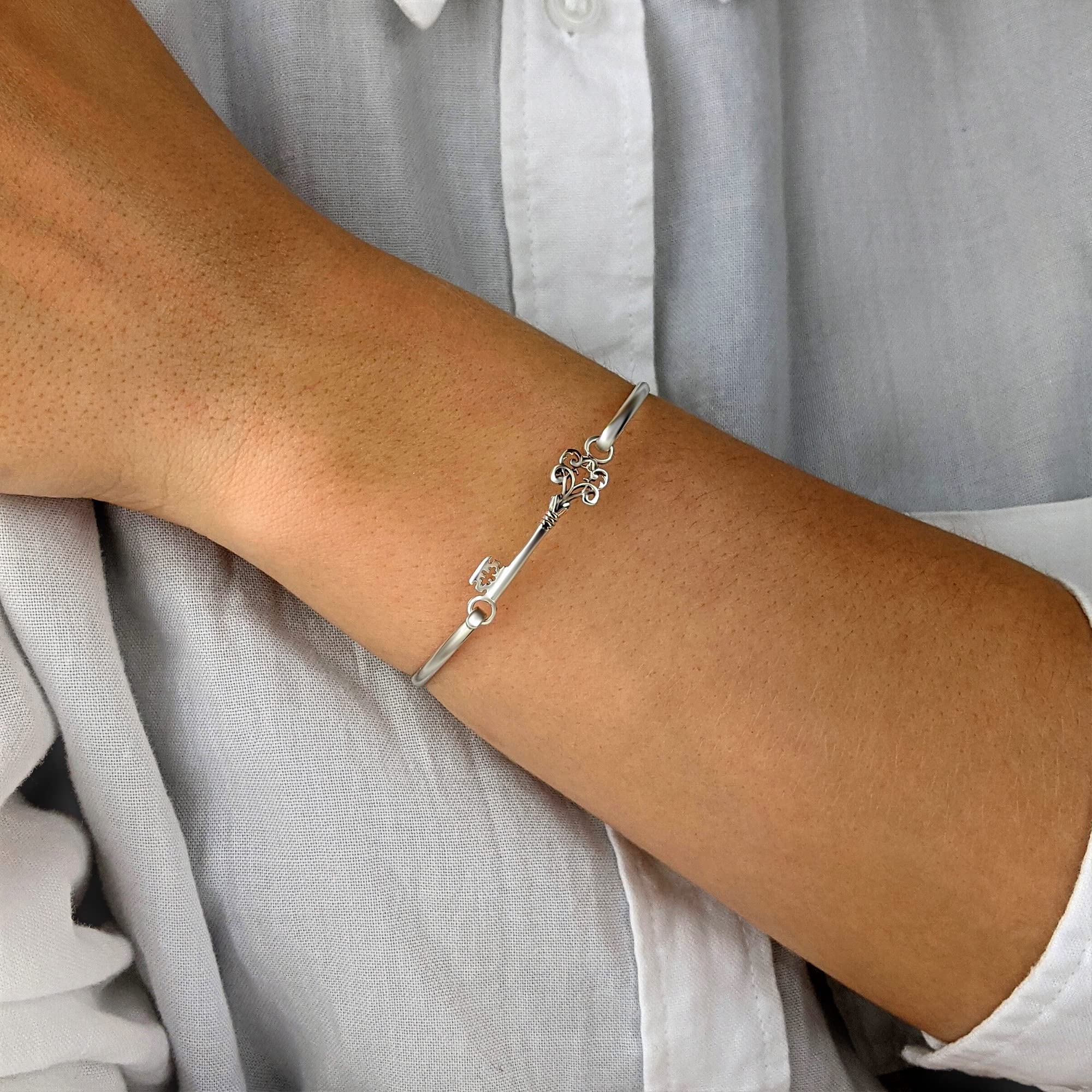 Silverly Brazalete Plata de Ley 925 Filigrana Cierre Gancho | Pulsera Apilable Llave Antigua Plata Maciza | Pulseras Finas Apilables Mujer | Regalo Novia | Pulseras Simbólicas Amistad
