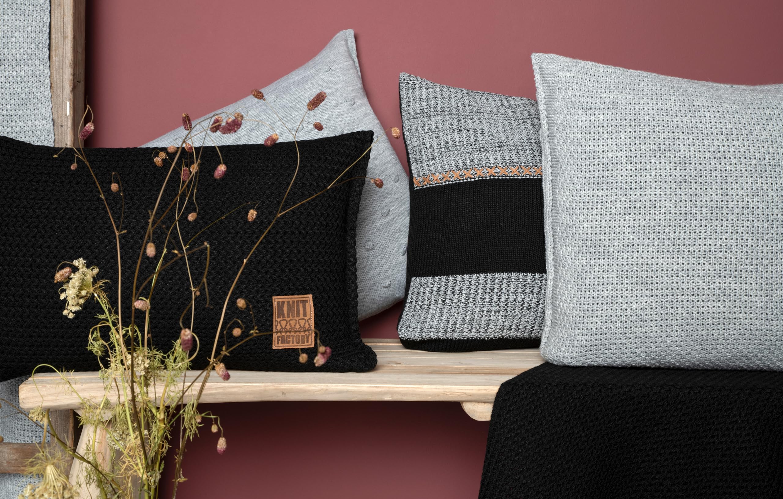 KNIT FACTORY Jesse Zierkissen 60x40 Cm | Gestrickte Sofakissen In Dark Taupe