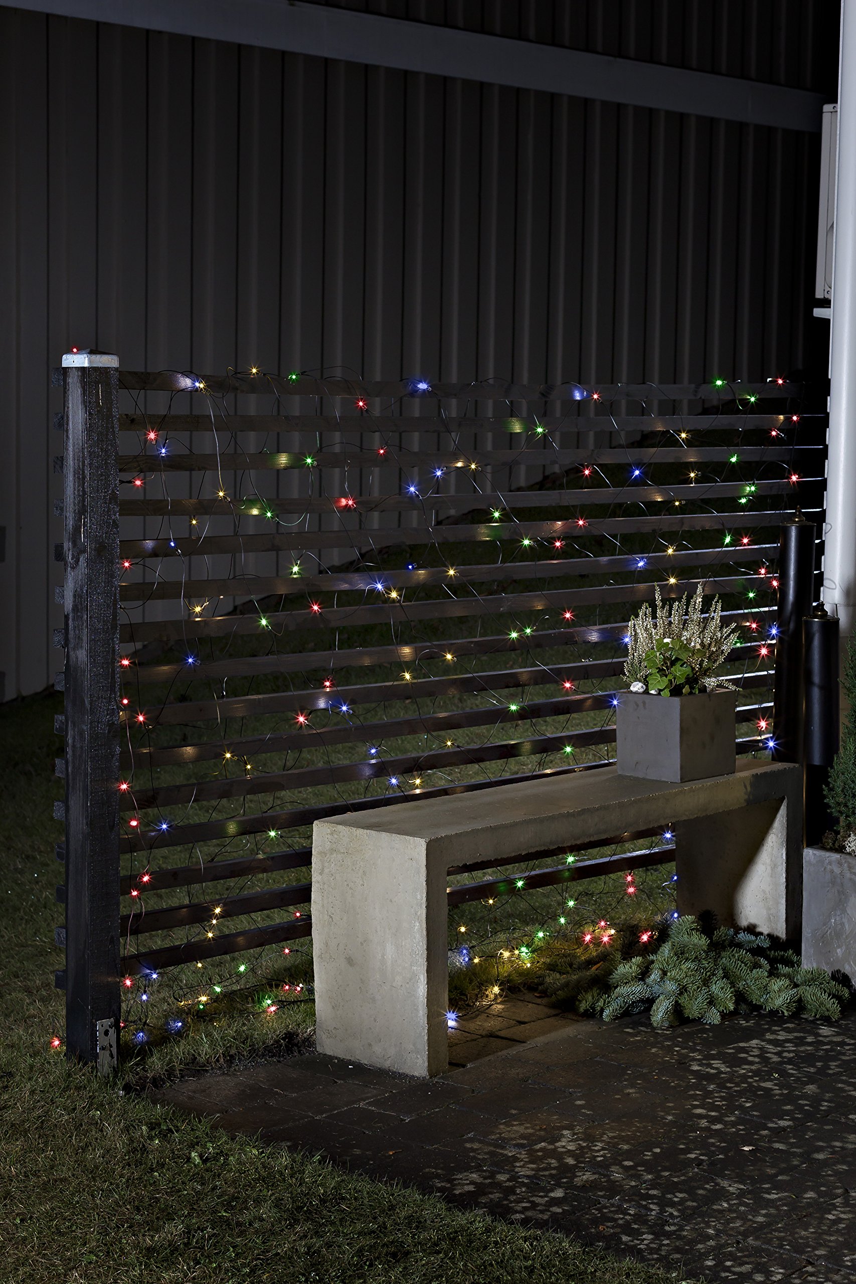 Konstsmide LED Lichternetz, mit 6h Timer und Multifunktion, 240 bunten Dioden, batteriebetrieben, Außen (IP44), schwarzes Kabel, 4 x D 1.5V (exkl.) - 3726-500