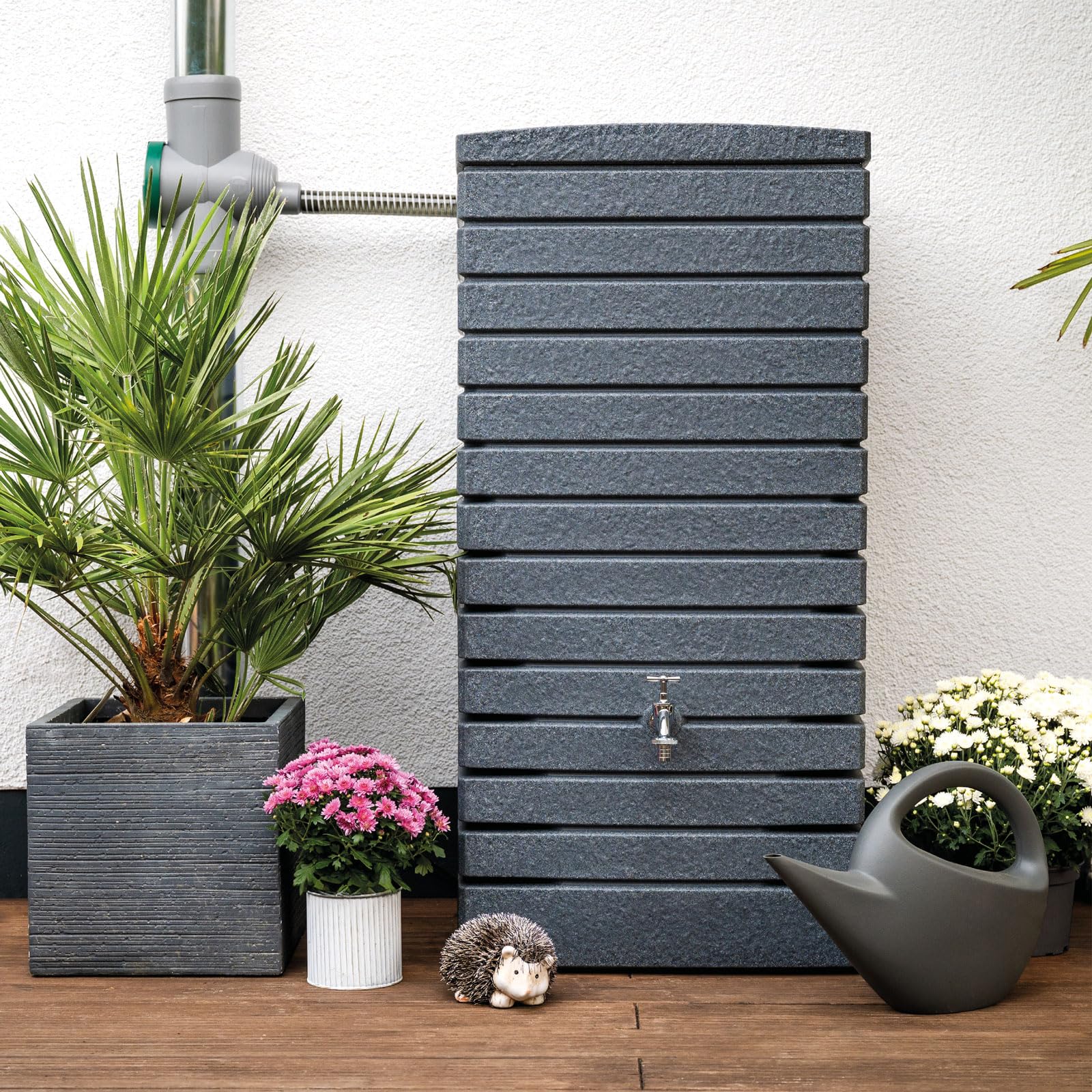 Regentonne eckig Regenwassertank Quadrum 320 Liter anthrazit aus UV- und witterungsbeständigem Material. Regenfass BZW. Regenwassertonne mit kindersicherem Deckel und Messinganschlüssen
