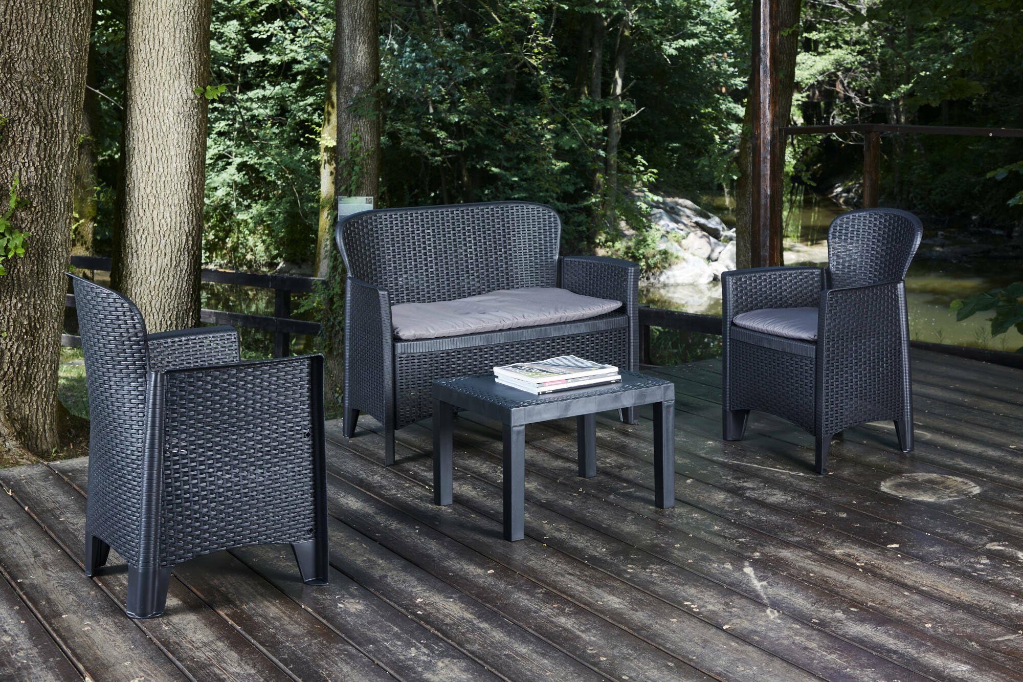 Dmora - Set salotto da esterno Ostuni, Set da giardino con 2 poltrone, 1 divano ed 1 tavolino, Salottino effetto rattan con cuscini, 100% Made in Italy, Antracite