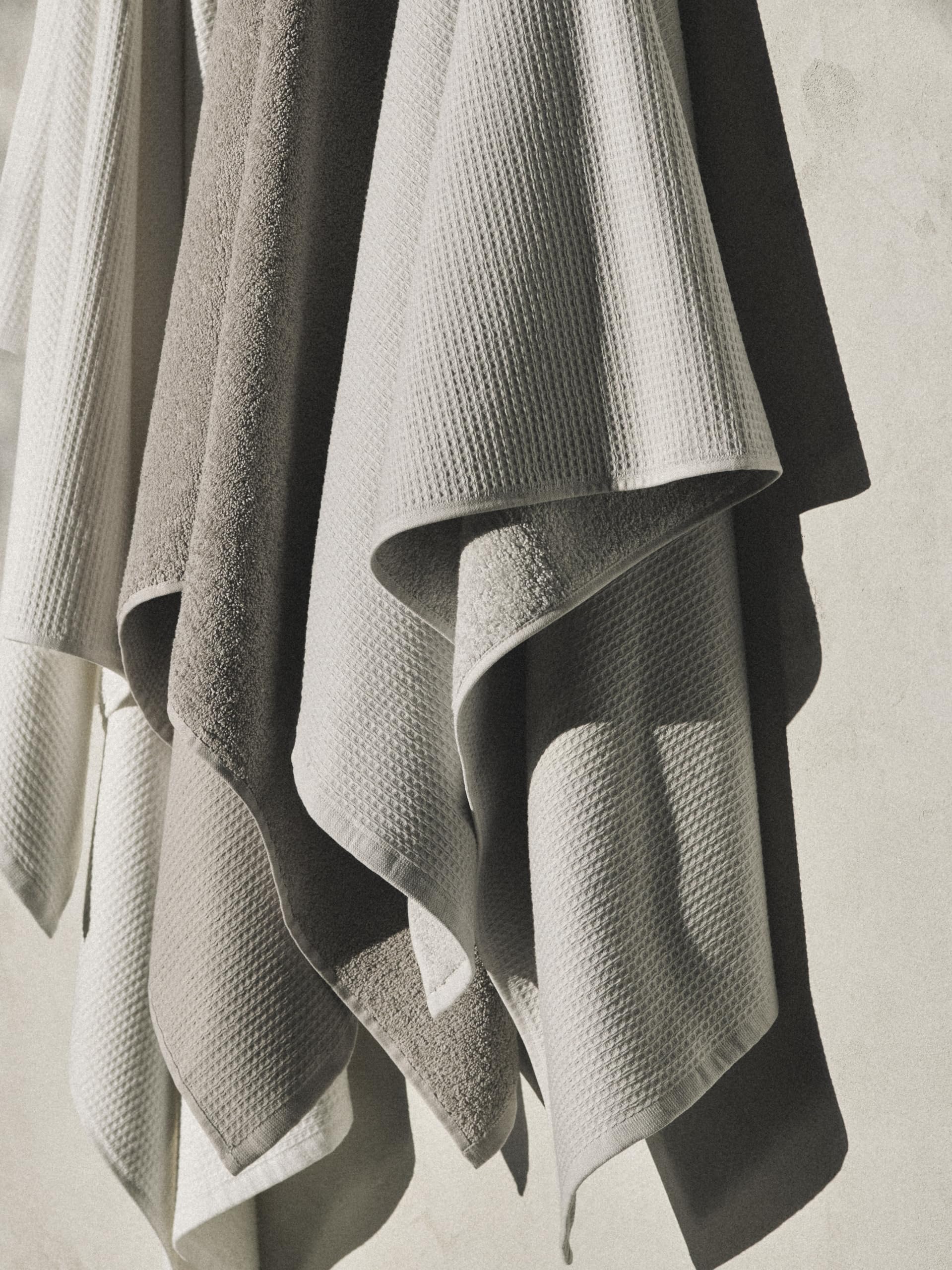 Calvin Klein - Juego de Toallas, Toallas de algodón Suaves y absorbentes, decoración Moderna de baño (Eternity Solid Black, 3 Piezas)