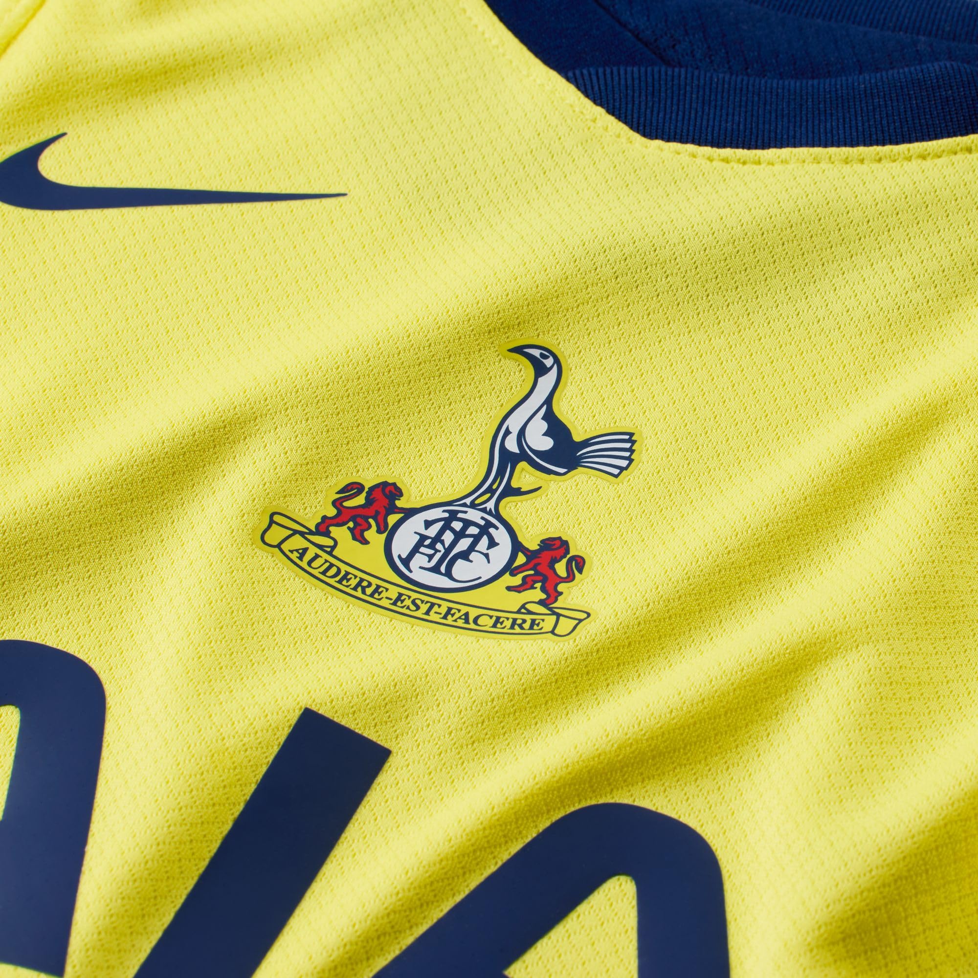 Tottenham Hotspur 2025/26 Stadium Third Nike Total 90 trzyczęściowy zestaw repliki koszulki piłkarskiej dla niemowląt i małych dzieci, HM3262