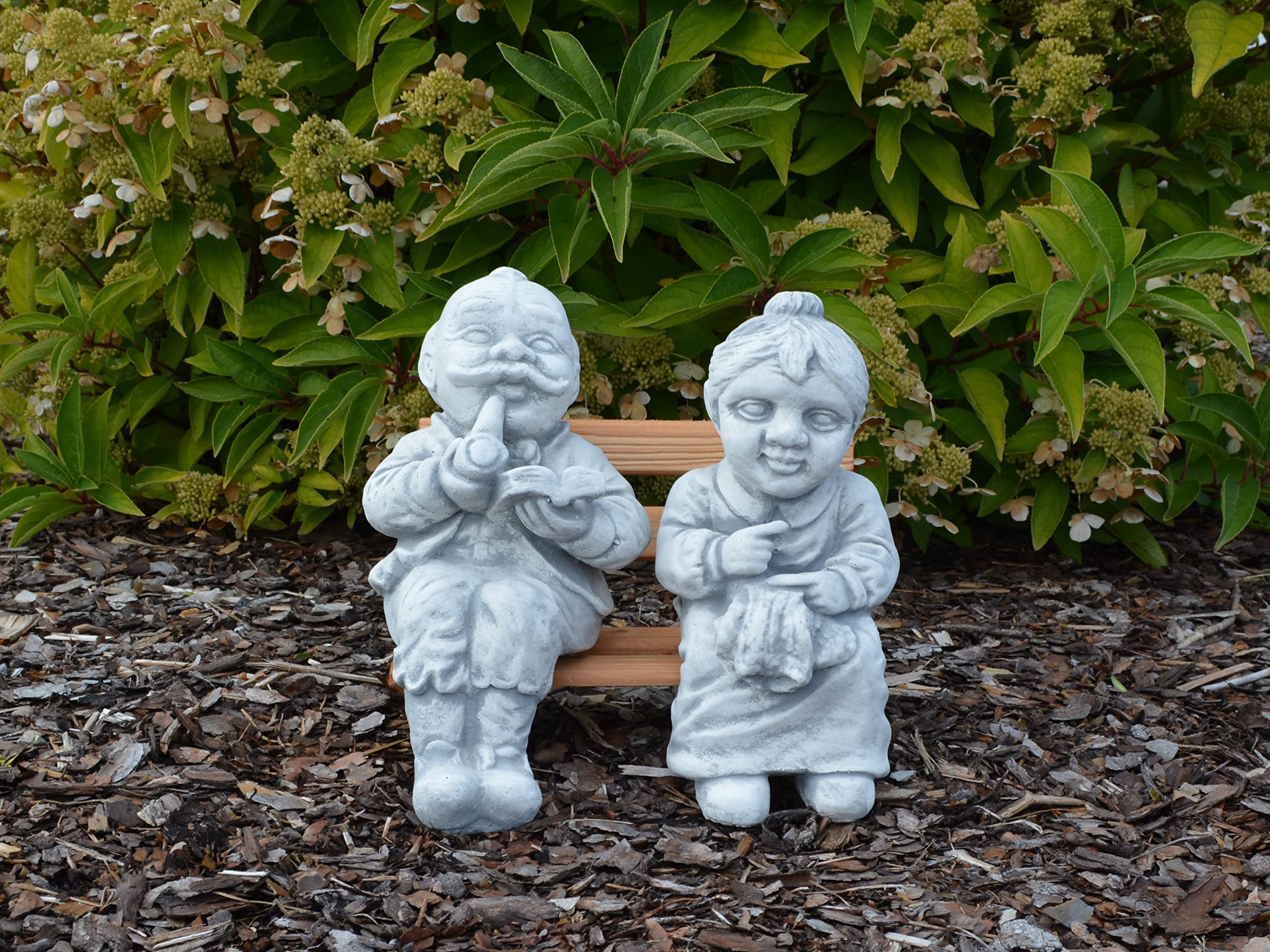 gartendekoparadies.de Opa und Oma auf Einer Bank im Garten, Steinfigur, H. 25 cm, 6 kg, Grau, frostsicher aus Steinguss für Außenbereich