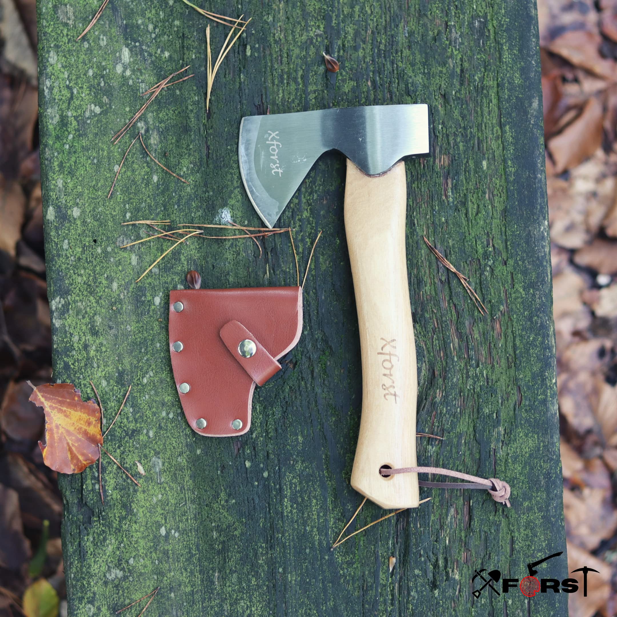 Xforst Beil, Axt, Handbeil, aus geschmiedetem Kohlenstoffstahl. Trekkingbeil aus Hickory Holz Stiel mit Schneidenschutz aus echtem Leder. Wikinger Axt. 27 cm / 0,67kg. Modell X-AG1.