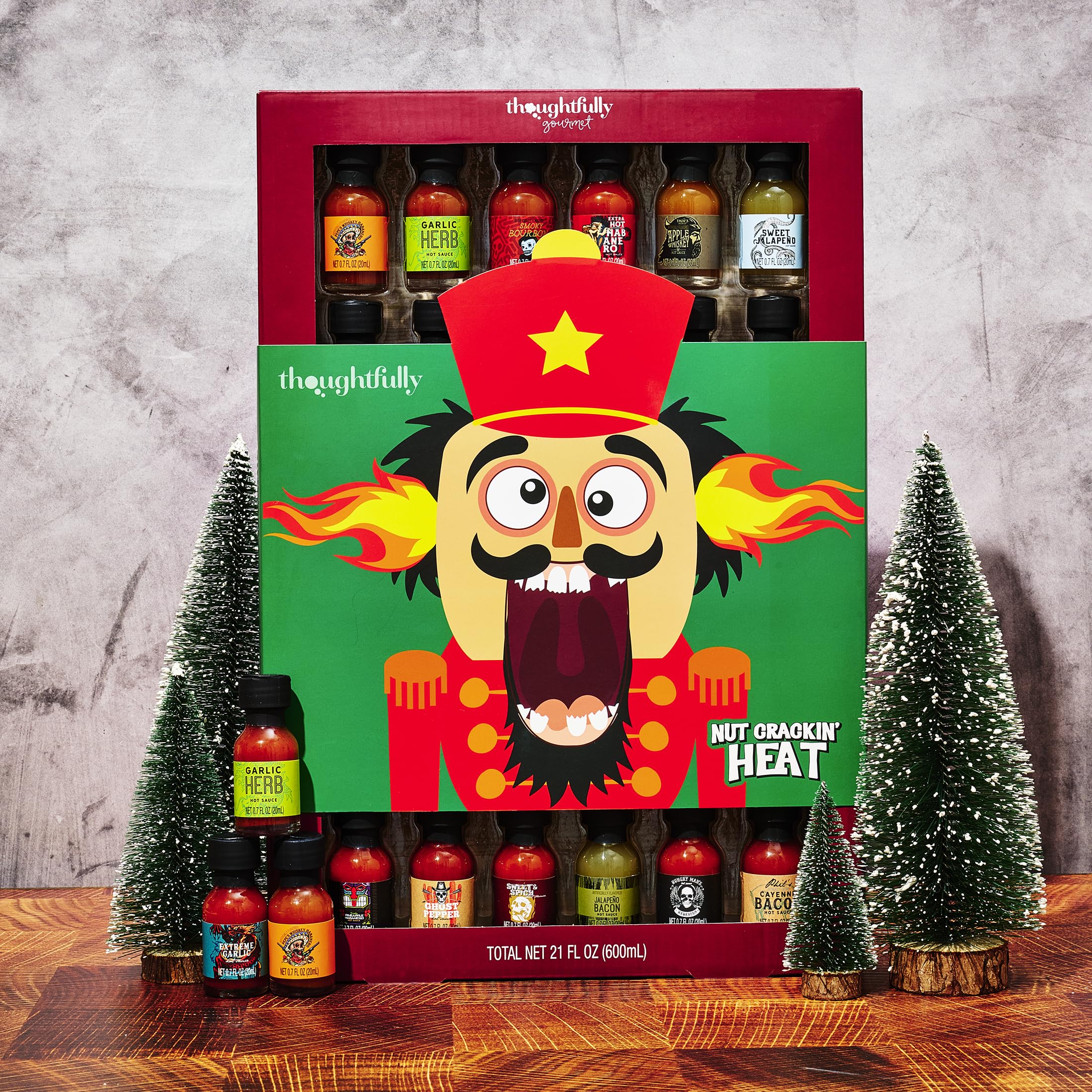 Coffret cadeau de dégustation de sauces piquantes gourmandes Thoughtfully Gourmet pour les fêtes, 30 sachets aux saveurs uniques comme ail et fines herbes et pomme-whisky, joliment emballé pour Noël