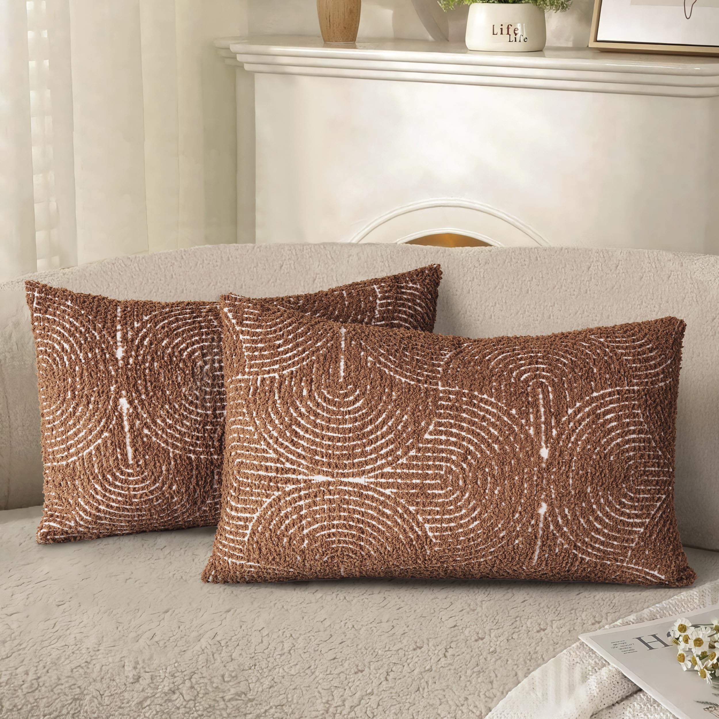 Coussin lombaire bohème texturé AELS de style mid-century rustique aux finitions touffetées