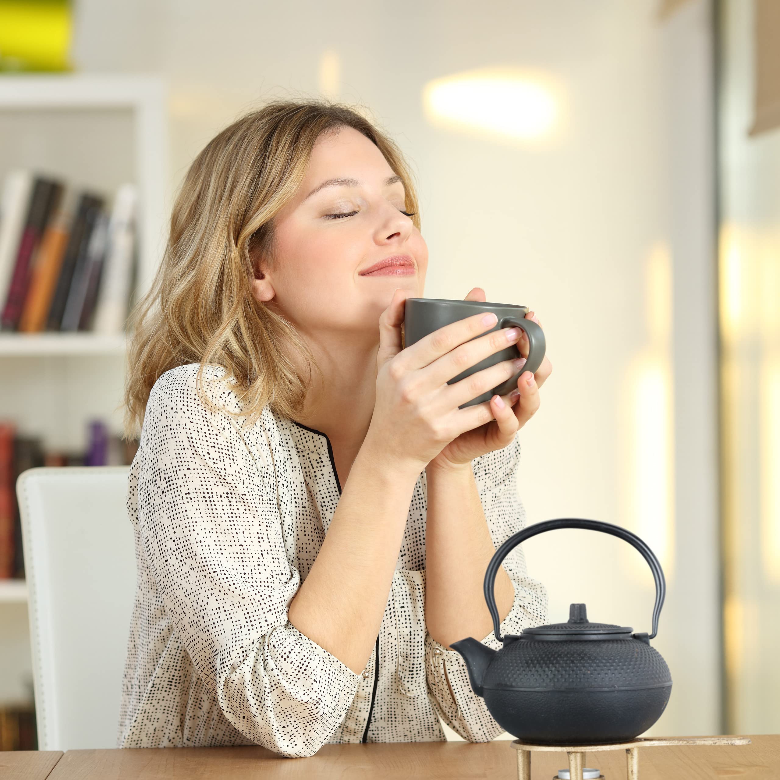 Relaxdays Calentador de Té, para Calentar Tazas y Teteras, Hierro Fundido, para 1 Vela Pequeña, Retro, Rústico, Dorado