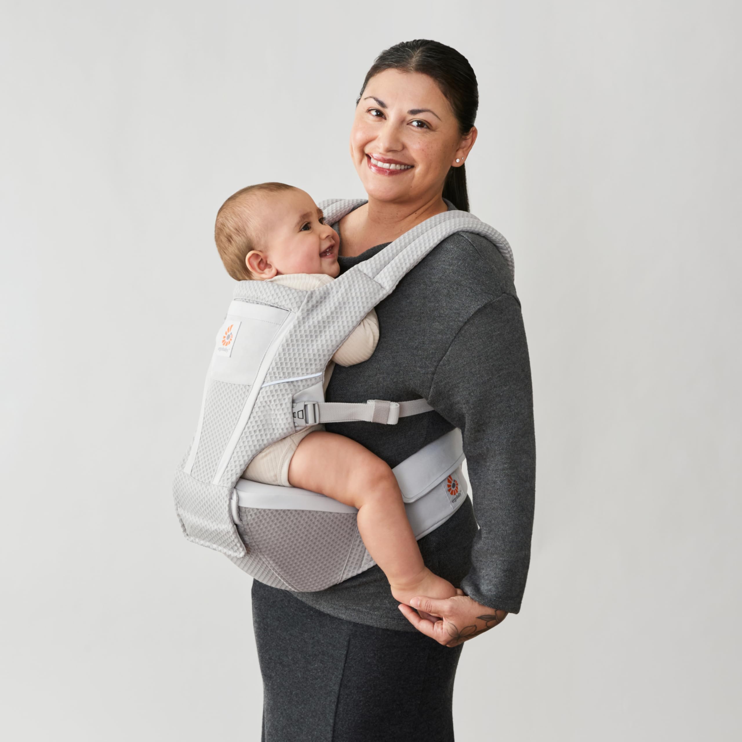 Ergobaby Alta Hip Seat, marsupio con seggiolino per neonati e bambini dai 4 mesi in su (5,5 kg - 20,4 kg), con rete SoftFlex