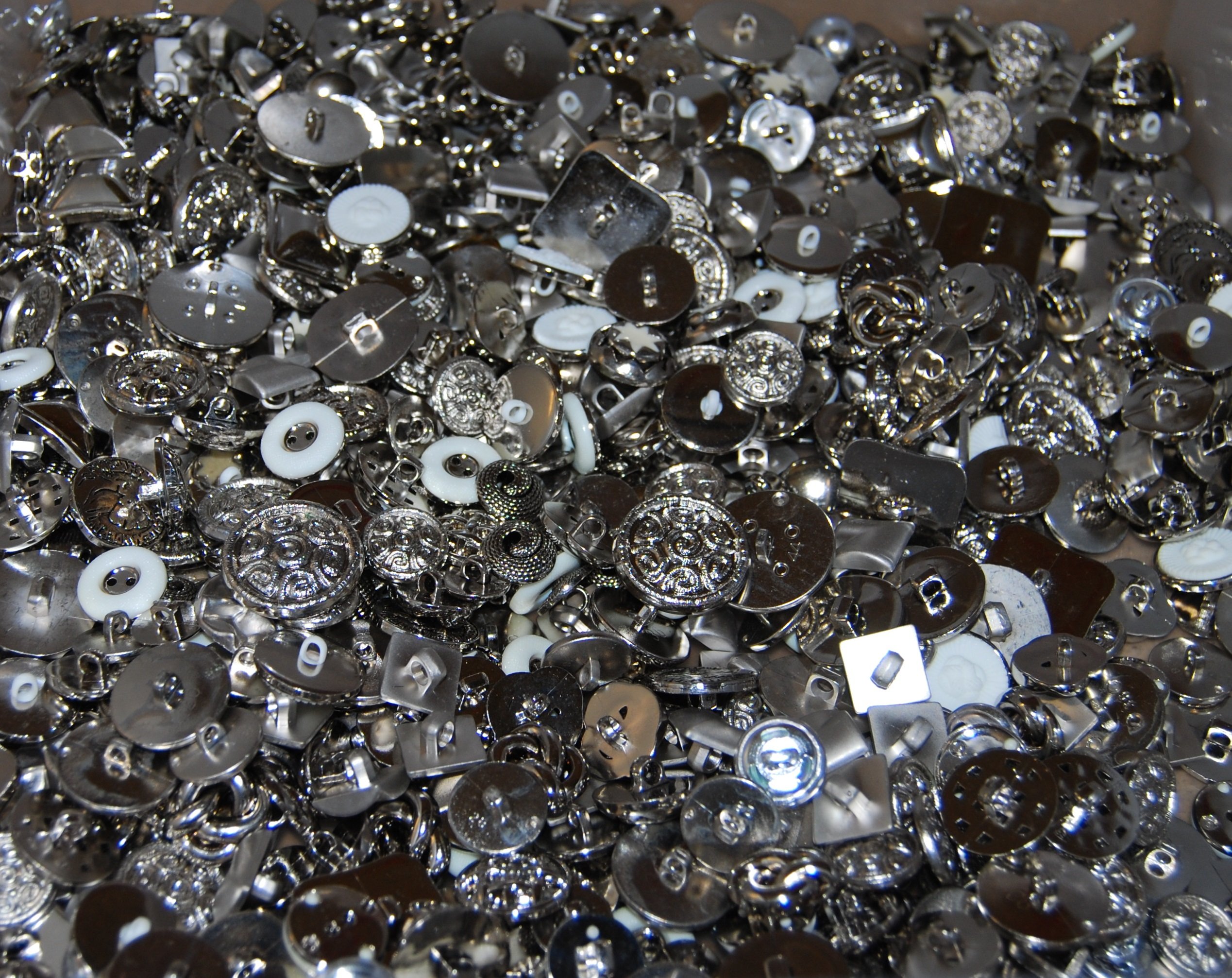 celloexpress Pack of 100g - Mixed Sizes of Various Metallic Colour Buttons for Sewing and Crafting (Silver)
