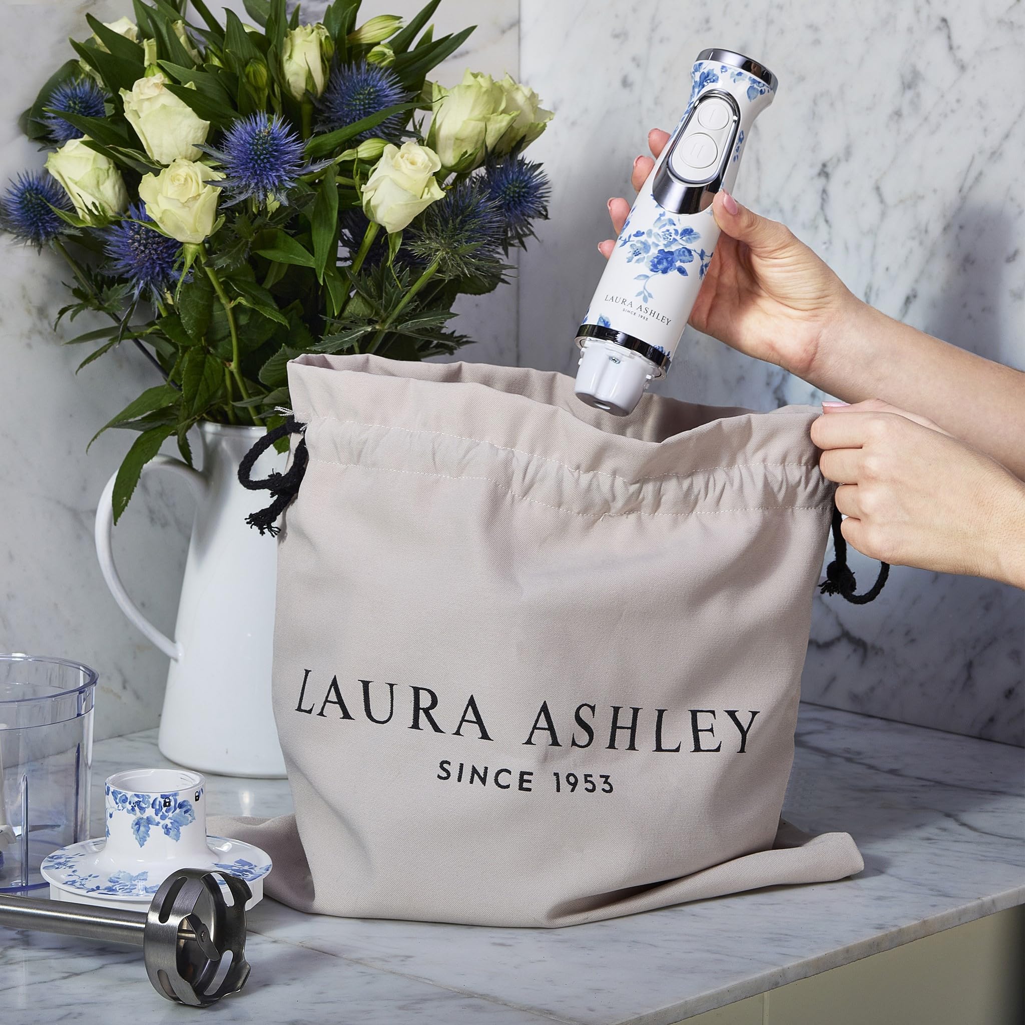Laura Ashley Elektryczny Blendery Ręczne o Mocy 600 W z Nadrukiem China Rose firmy VQ - Hand Blender 4 w 1 z Ostrzami ze Stali Nierdzewnej, Trzepaczką i Kubkiem do Mieszania o Pojemności 300 ml