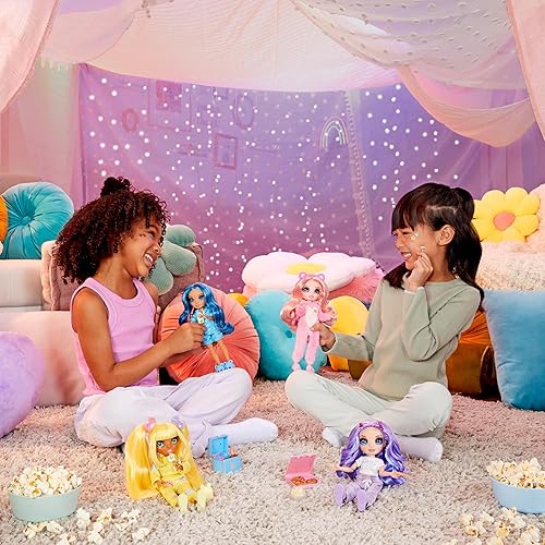 Miniatura 7 de Rainbow High Jr High PJ Party - Muñeca de moda con posable de 9 pulgadas, color violeta, morado con mameluco suave, pantuflas, accesorios de juego