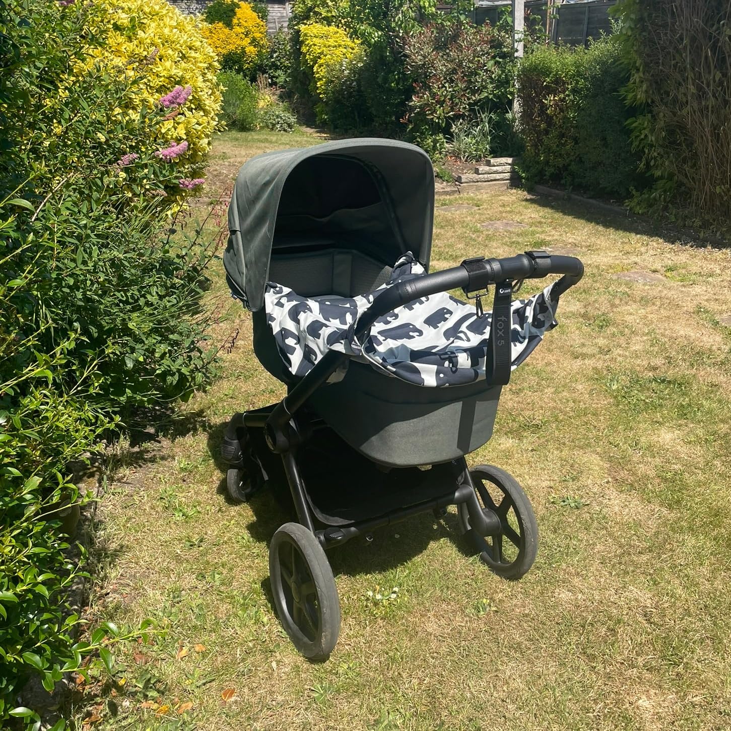 Multifunktionale Abdeckung mit UV-Schutz für Kinderwagen, Kindersitze, Babytragen und zum Stillen. Sonnenschutz mit UV-Schutzfaktor 50+ für Babys und Kinder. Für den Urlaub, den Strand, (Elefant)