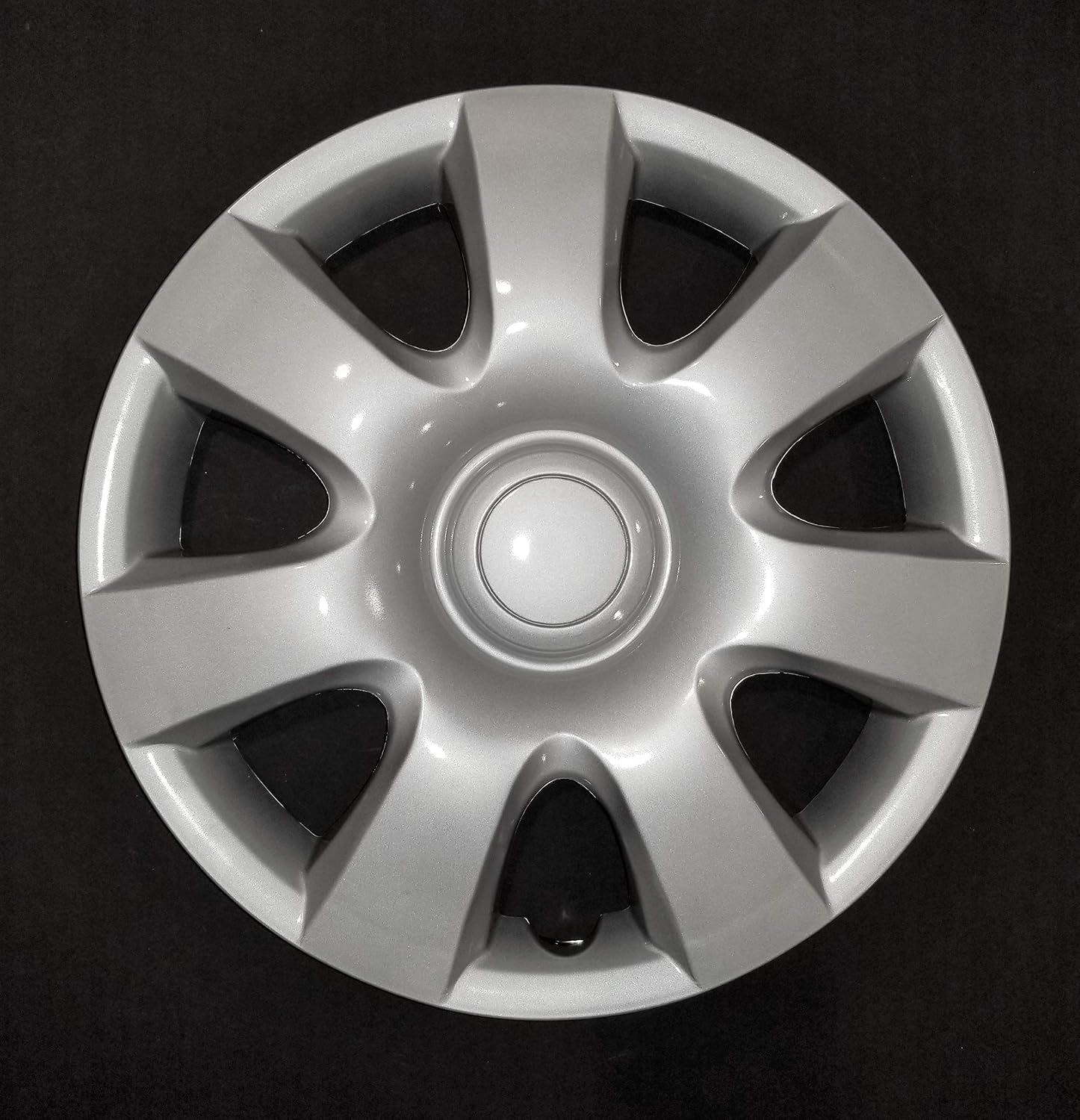 New Wheel Covers Hubcaps Fits 2002-2004 Toyota Camry; 15 Inch; 7 Spoke; Silver Color; Plastic; Set of 4; Standard Leg