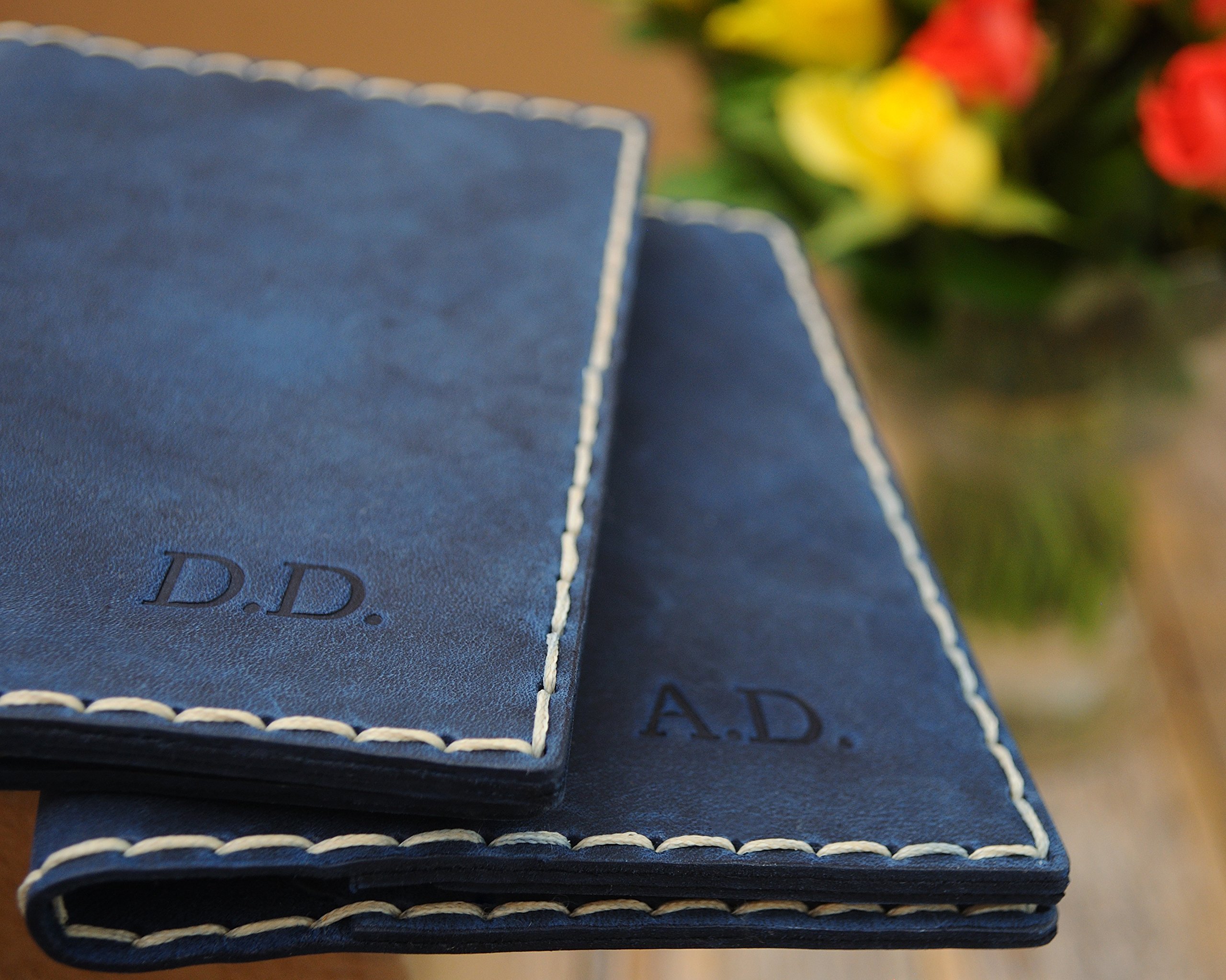 Blu porta-passaporto personalizzato di pelle, documenti di viaggio con tasche per carte e soldi, monogramma del tuo nome