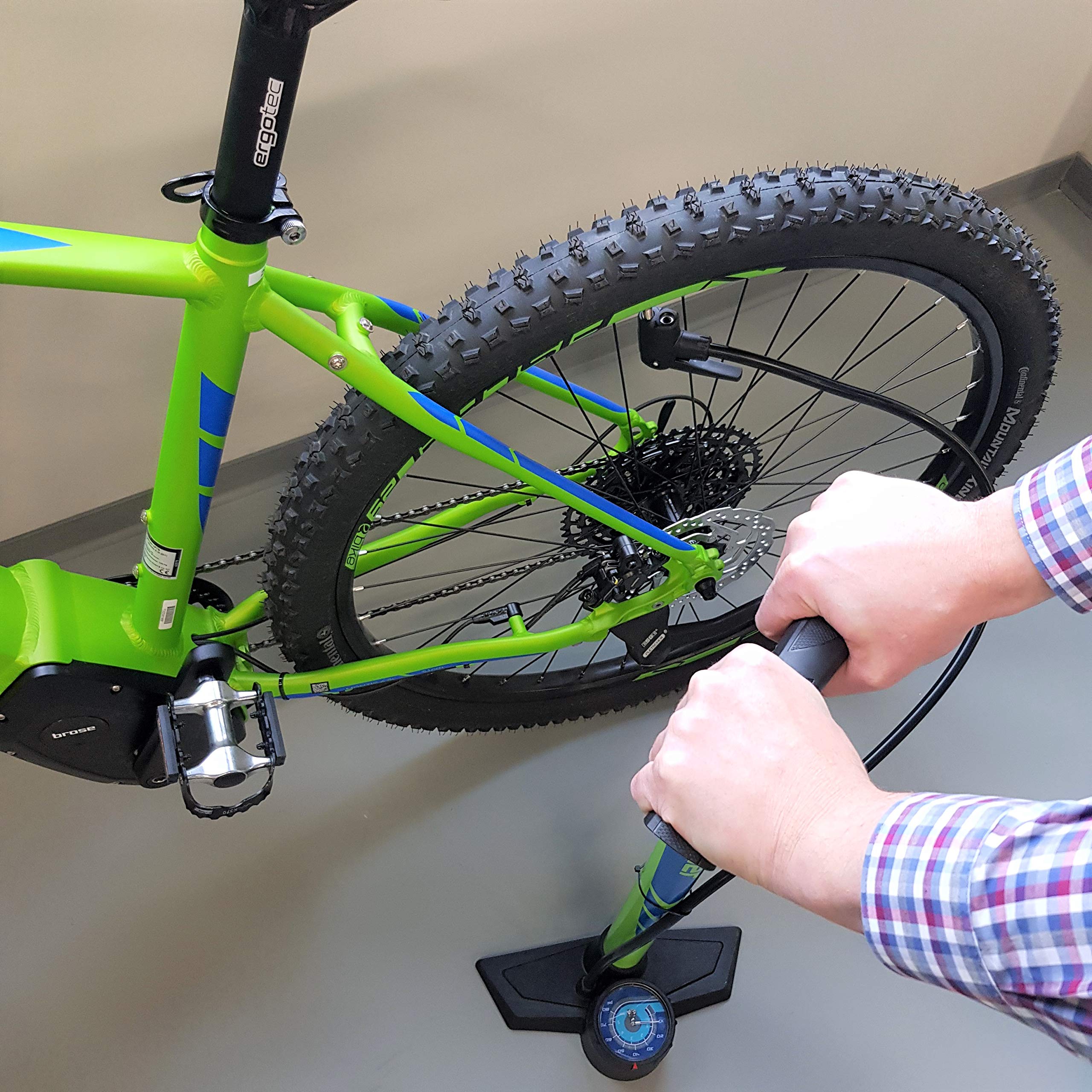FISCHER Pompka stojąca Volume Plus | specjalnie do rowerów miejskich, trekkingowych i MTB | 5,5 bar | stabilna podstawa | duży manometr