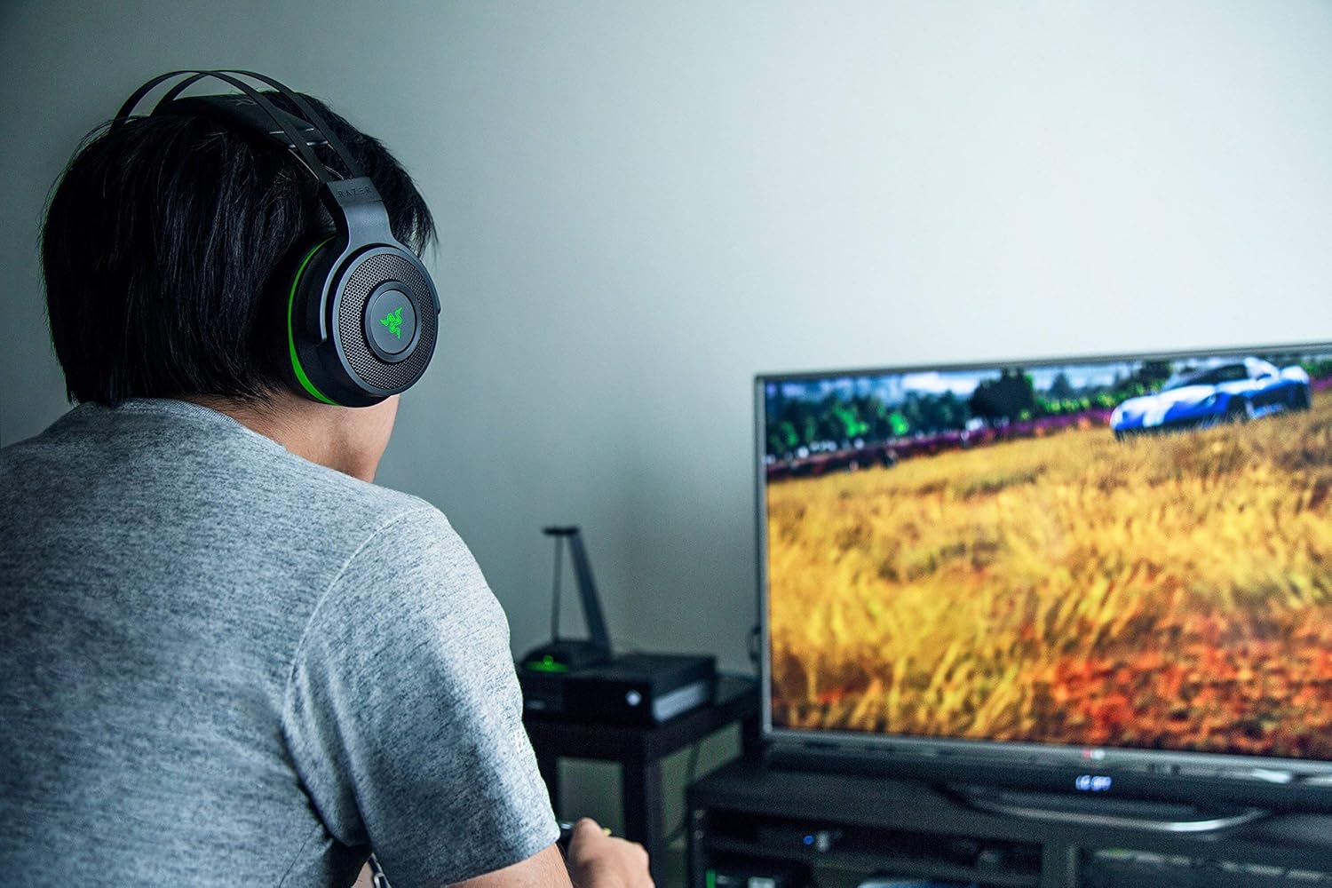Razer Thresher For Xbox One: Windows Sonic Surround - Lag-Free Wireless Connection - Retractable Digital Microphone - Gaming Headset Works with PC & Xbox One (Renewed)