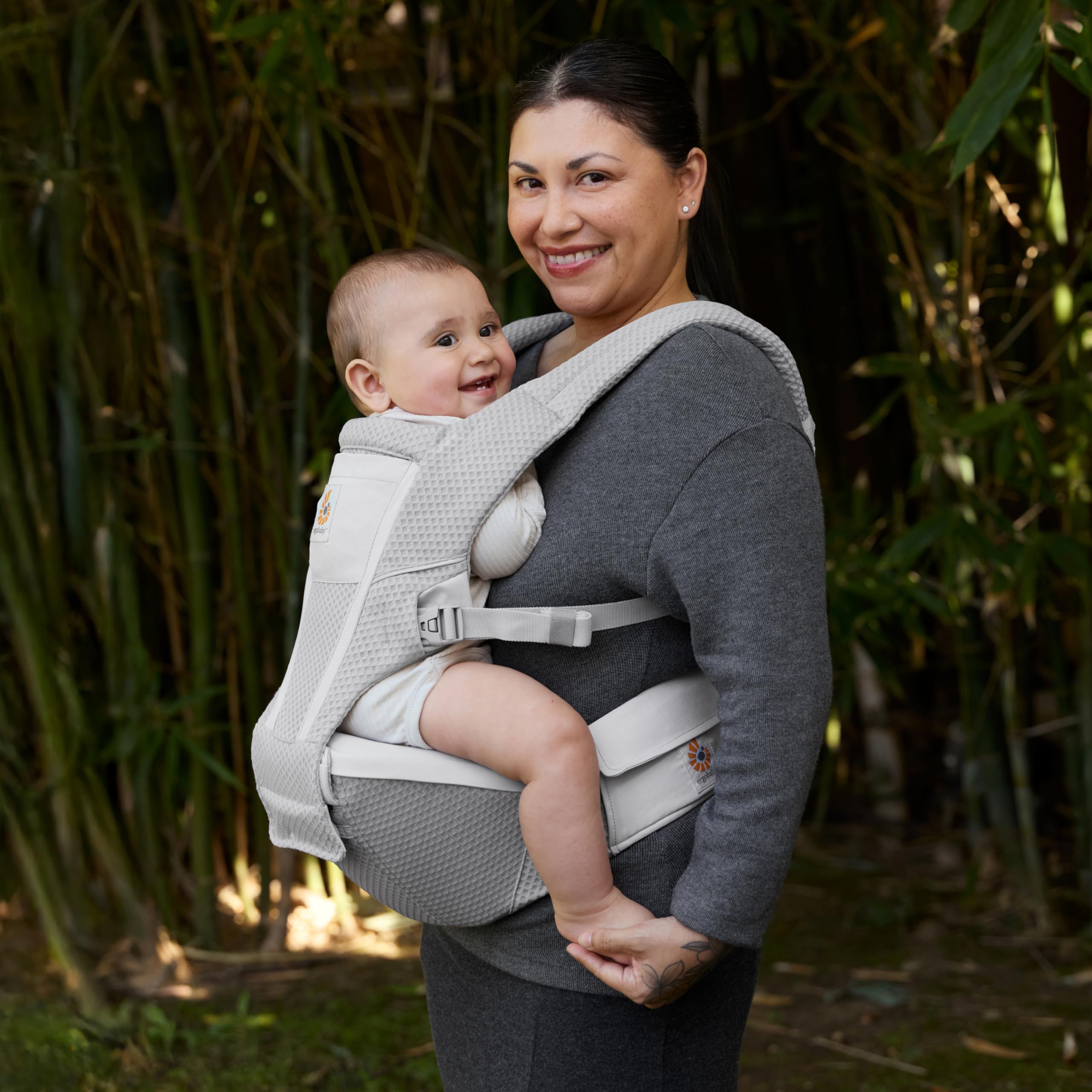 Ergobaby Alta Hip Seat, marsupio con seggiolino per neonati e bambini dai 4 mesi in su (5,5 kg - 20,4 kg), con rete SoftFlex