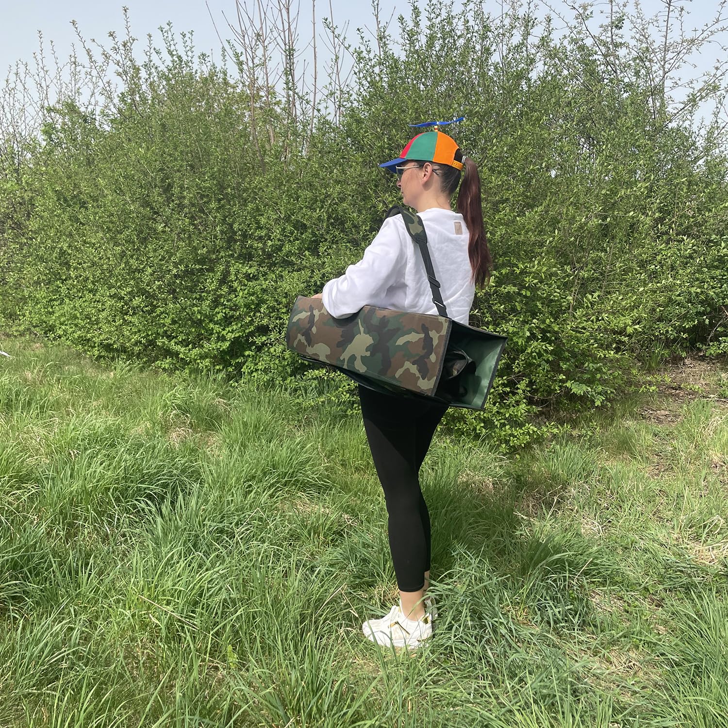 TRIZAND Sedia da pesca pieghevole da campeggio con braccioli, supporto per bevande, ombrellone fino a 100 kg, pieghevole, in borsa per il trasporto, motivo mimetico 23672
