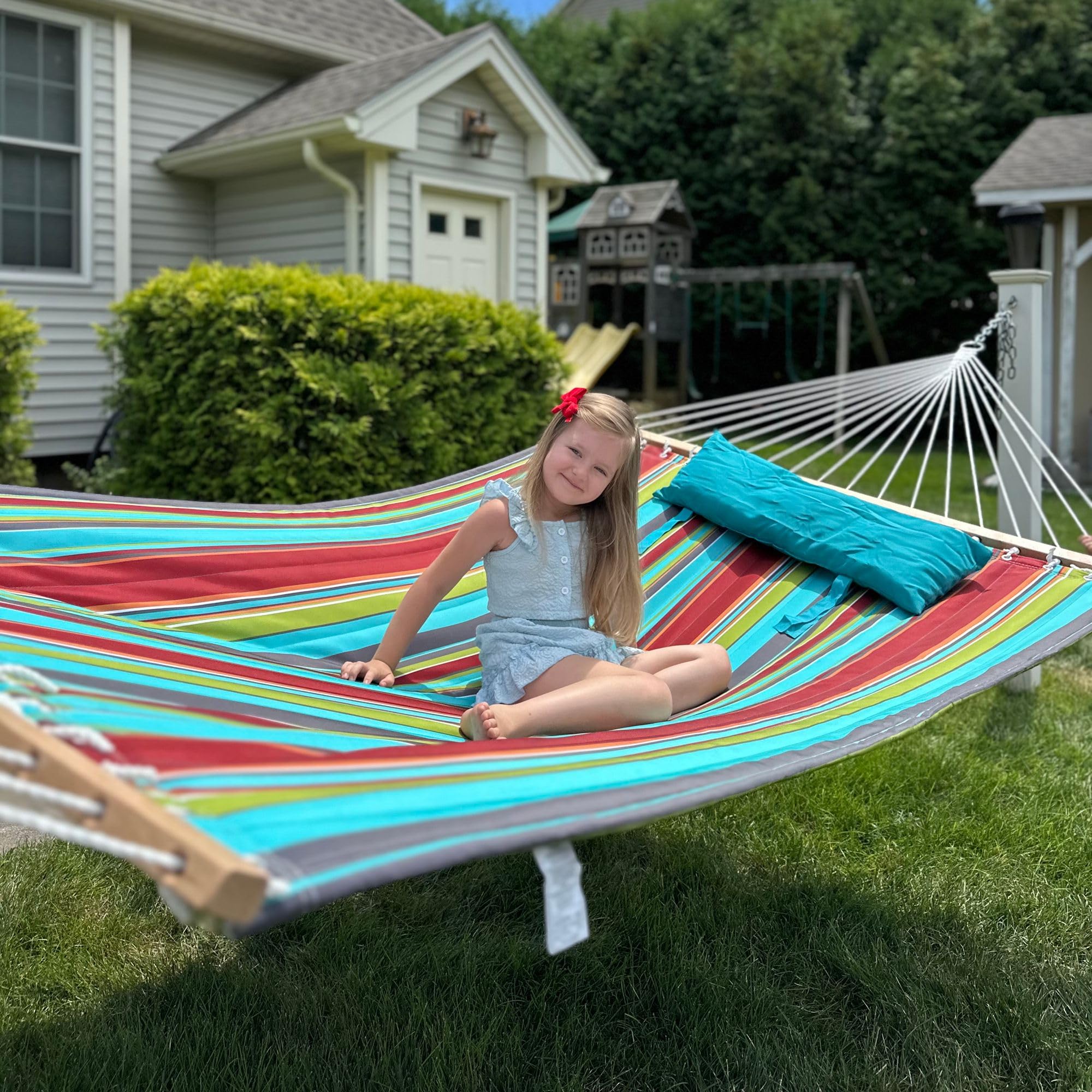 Lazy Daze Hammocks Hamak z pikowanej tkaniny o rozmiarze 140 cm z drewna liściastego i poliestrowej poduszki na głowę, stylowy dla dwóch osób, niebiesko-czerwone paski