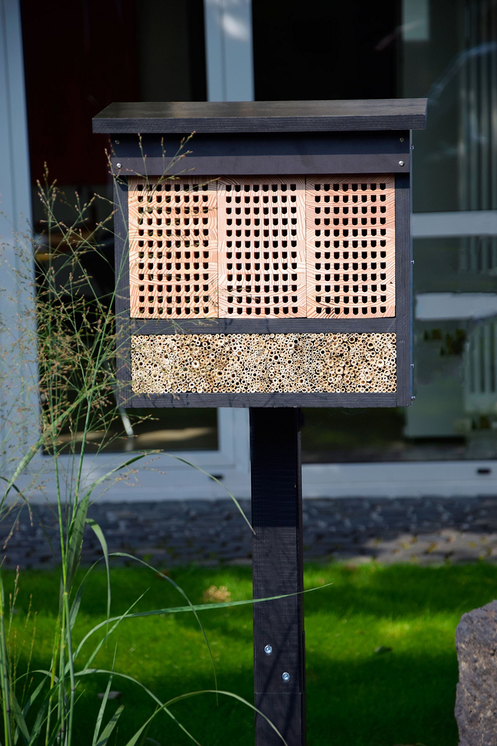LUXUS-INSEKTENHOTELS 22700e Großes Profi-Wildbienenhotel - Wildbienen-Nisthilfe Holz - Insektenhotel mit Ständer - Wildbienenhaus mit Lärchenholz und Schilf - 42,5 x 18 x 150 cm - Dunkelbraun