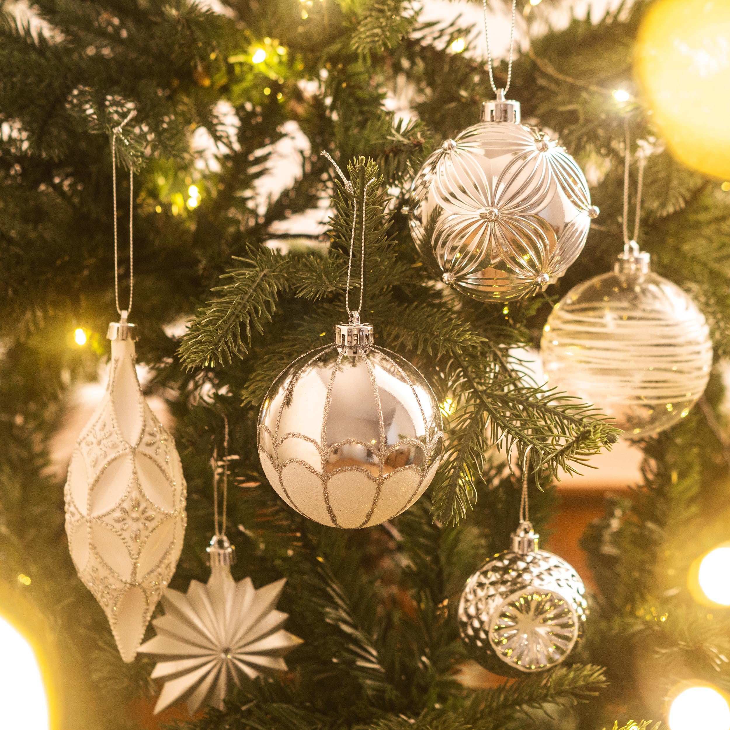Valery Madelyn Lot de 80 décorations de sapin de Noël incassables de luxe à suspendre pour sapin de Noël, blanc et argenté, décoration de vacances