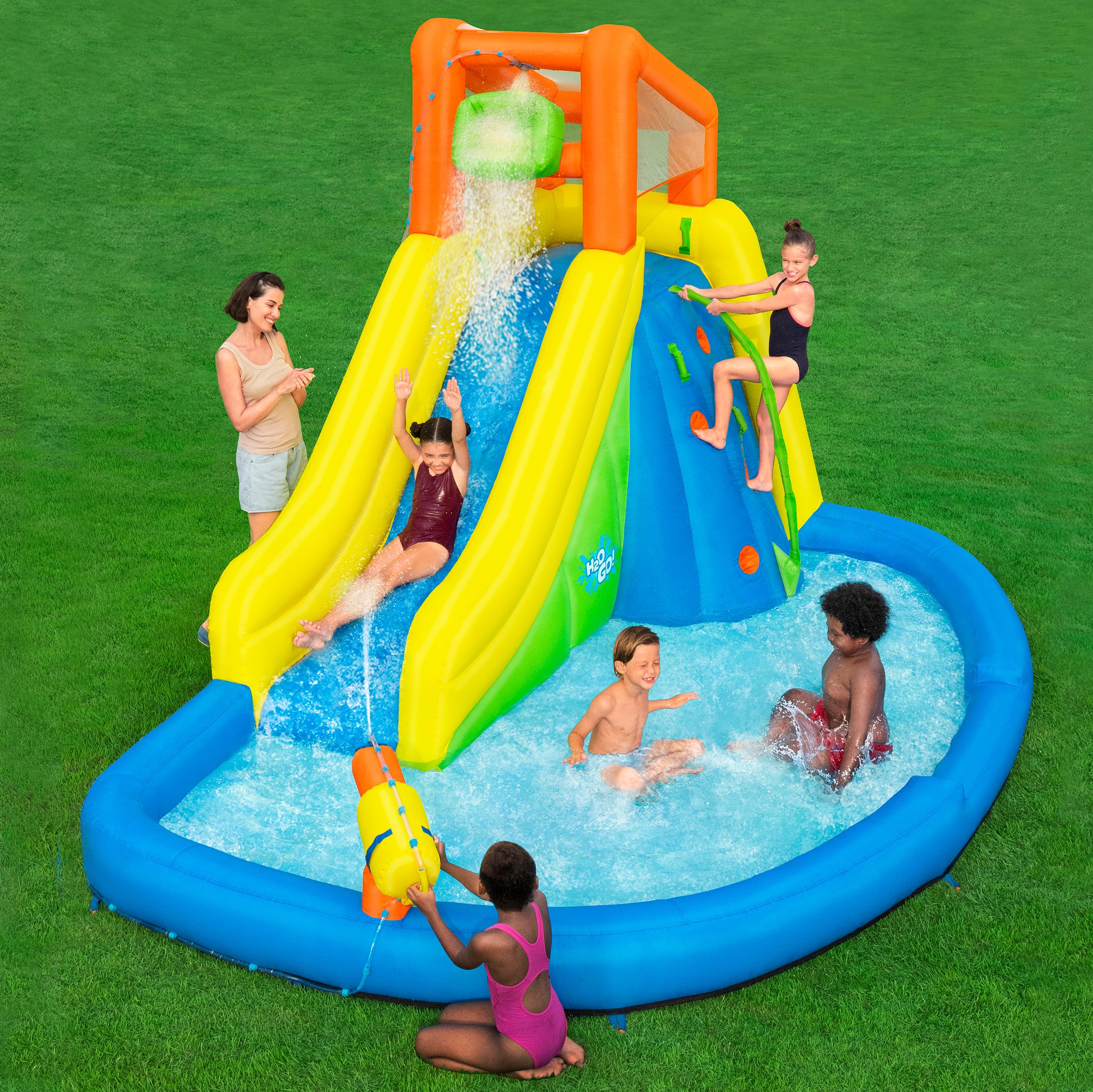 Bestway H2OGO! Mega-Wasserpark Wasserberg, 435 x 286 x 267 cm, für 5 Kinder, Rutsche, Kletterwand, Wasserkanone, Dauergebläse, PVC-beschichtetes Polyester, ab 5 Jahren, Tasche, Reparatur-Set