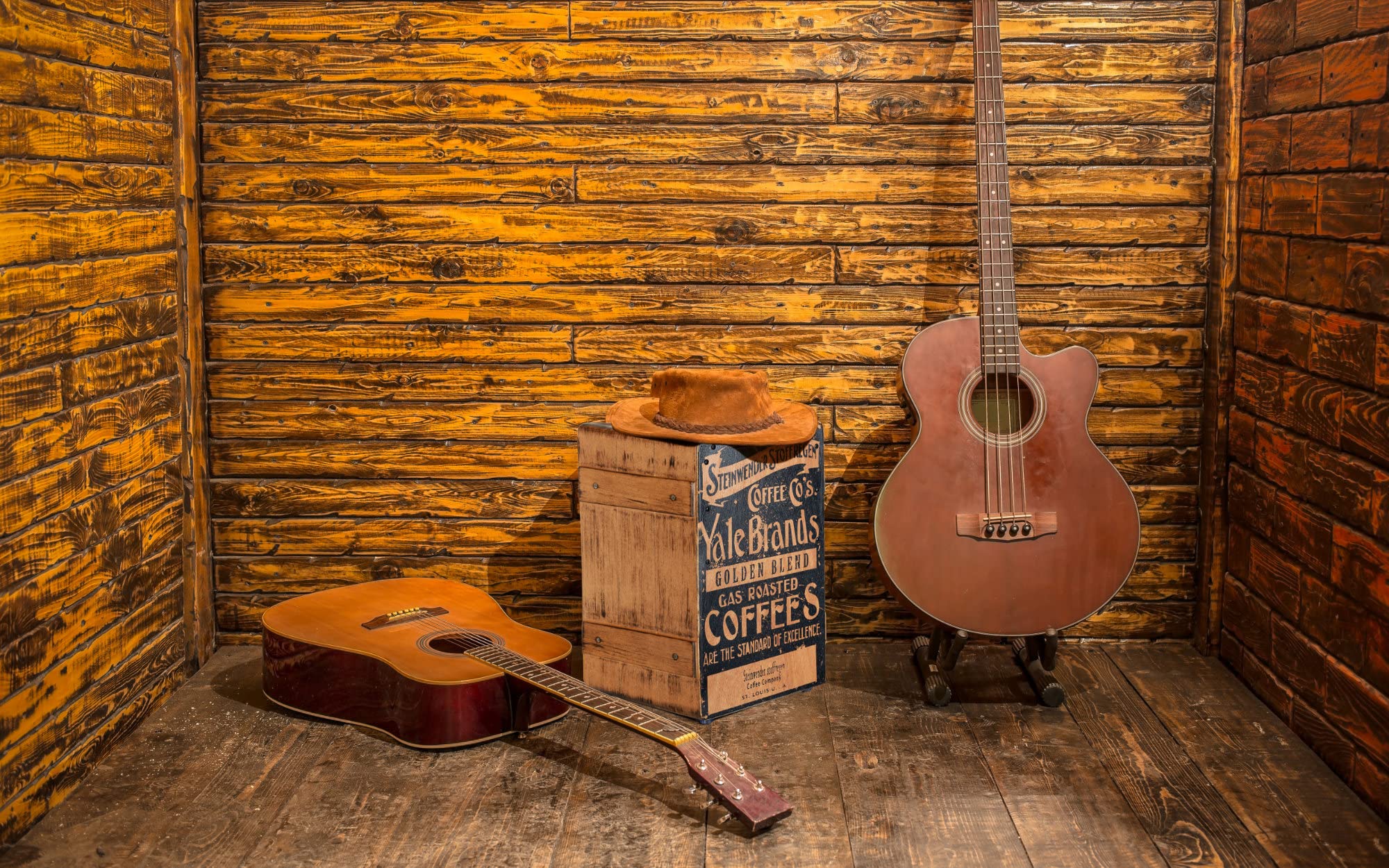 XDrum Design Series Cajon “Coffee” Set - Designer-Cajon mit Vintage-Aufdruck - Integrierter Bass Port - Korpus aus HPL in Bananenkisten-Optik - Snare-Effekt - inkl. Tasche und Cajon-Schule