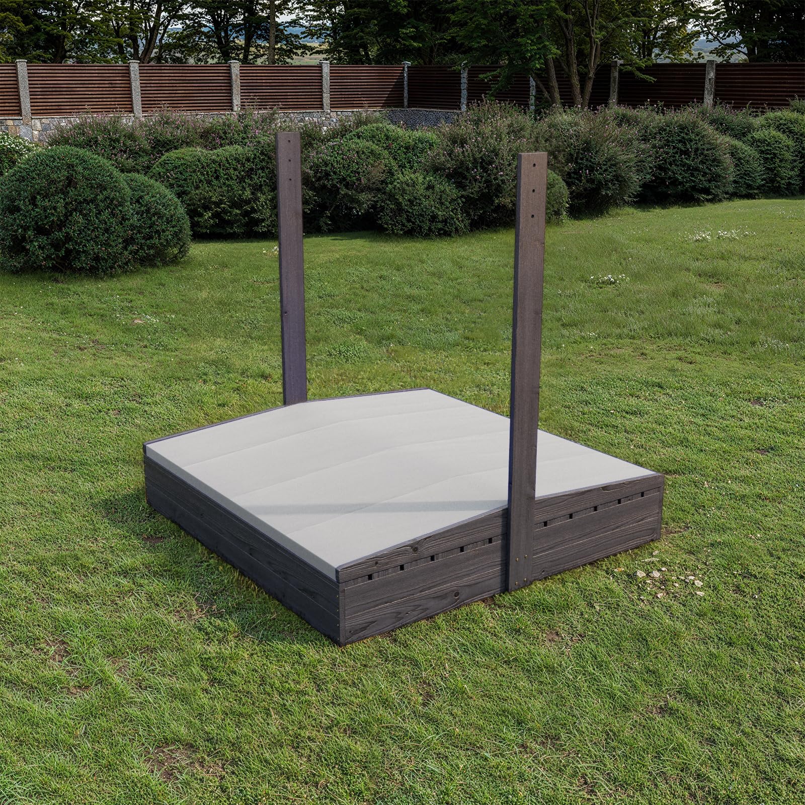 QLS Holz Sandkasten 120 cm mit Dach Sitzbank Abdeckung Anthrazit | Imprägnierte Holzkonstruktion mit grauem Dach Sitzbänken inkl Unkrautvlies Abdeckplane für 150 kg Sand