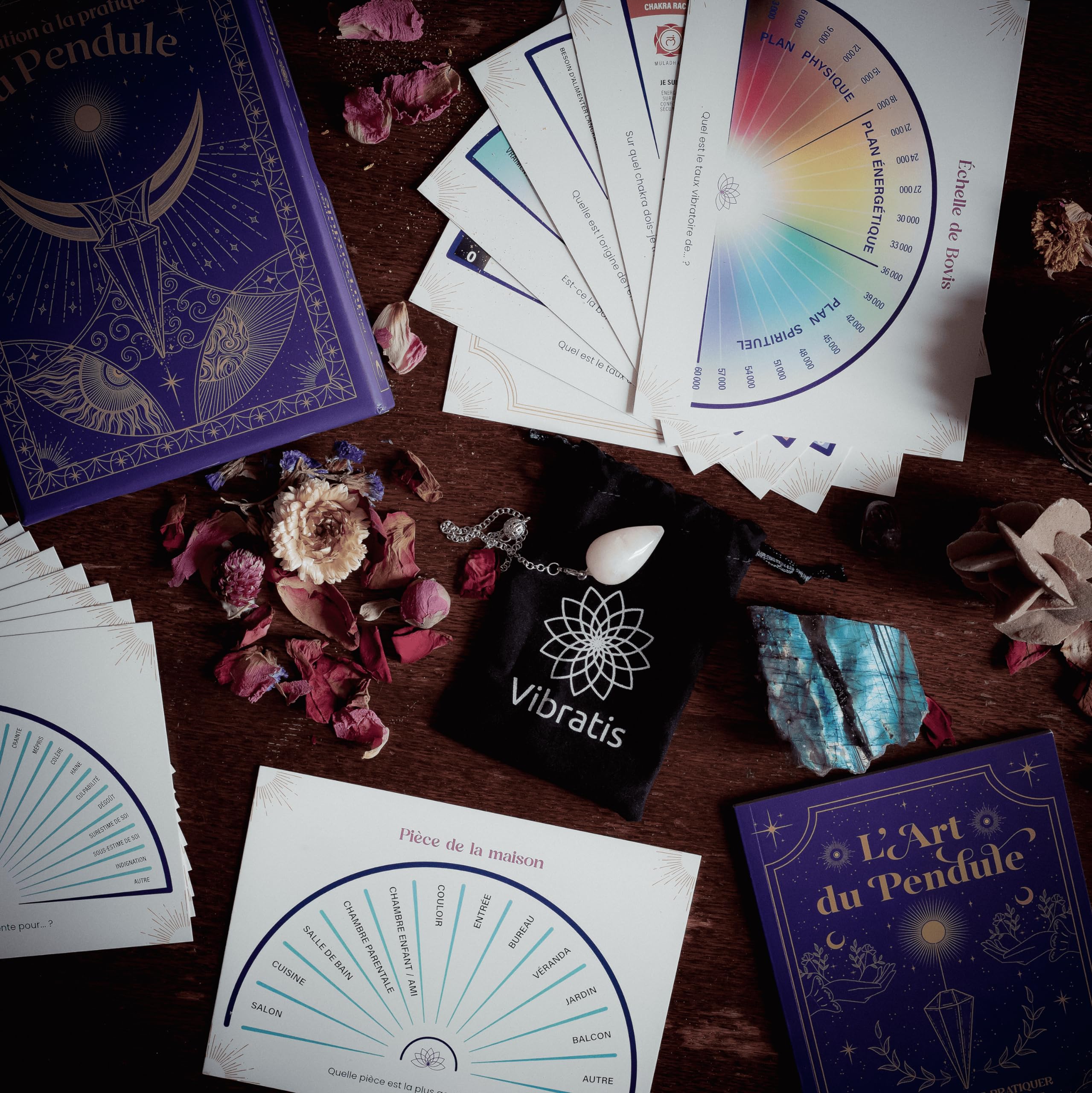 VIBRATIS Coffret d'Initiation au Pendule Divinatoire : 19 Planches de Radiesthésie, Livre Complet, Pendule Divinatoire Offert et Fleur de Vie pour Purifier le Pendule