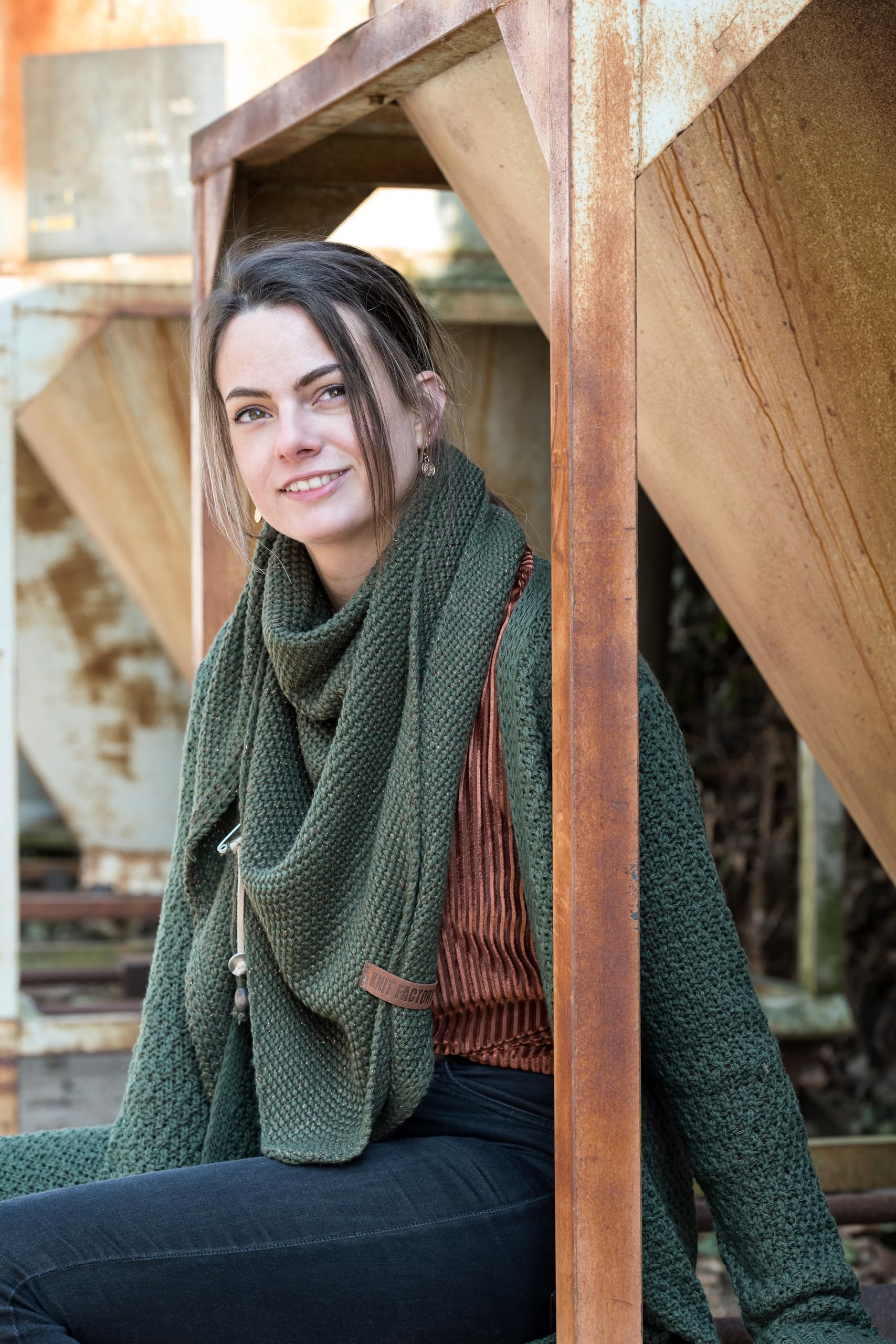 KNIT FACTORY - Coco Dreiecksschal Deluxe - Damen Strickschal mit Wolle - Hochwertige Qualität - XXL Schal - 190 x 85 cm - Mit Glitzereffekt