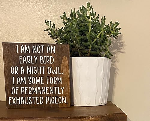 Interesante letrero de madera con texto en inglés "I am not an early bird or a night owl I am some kind of permanently exhausted" (I am not an early disponible en Yaxa Peru