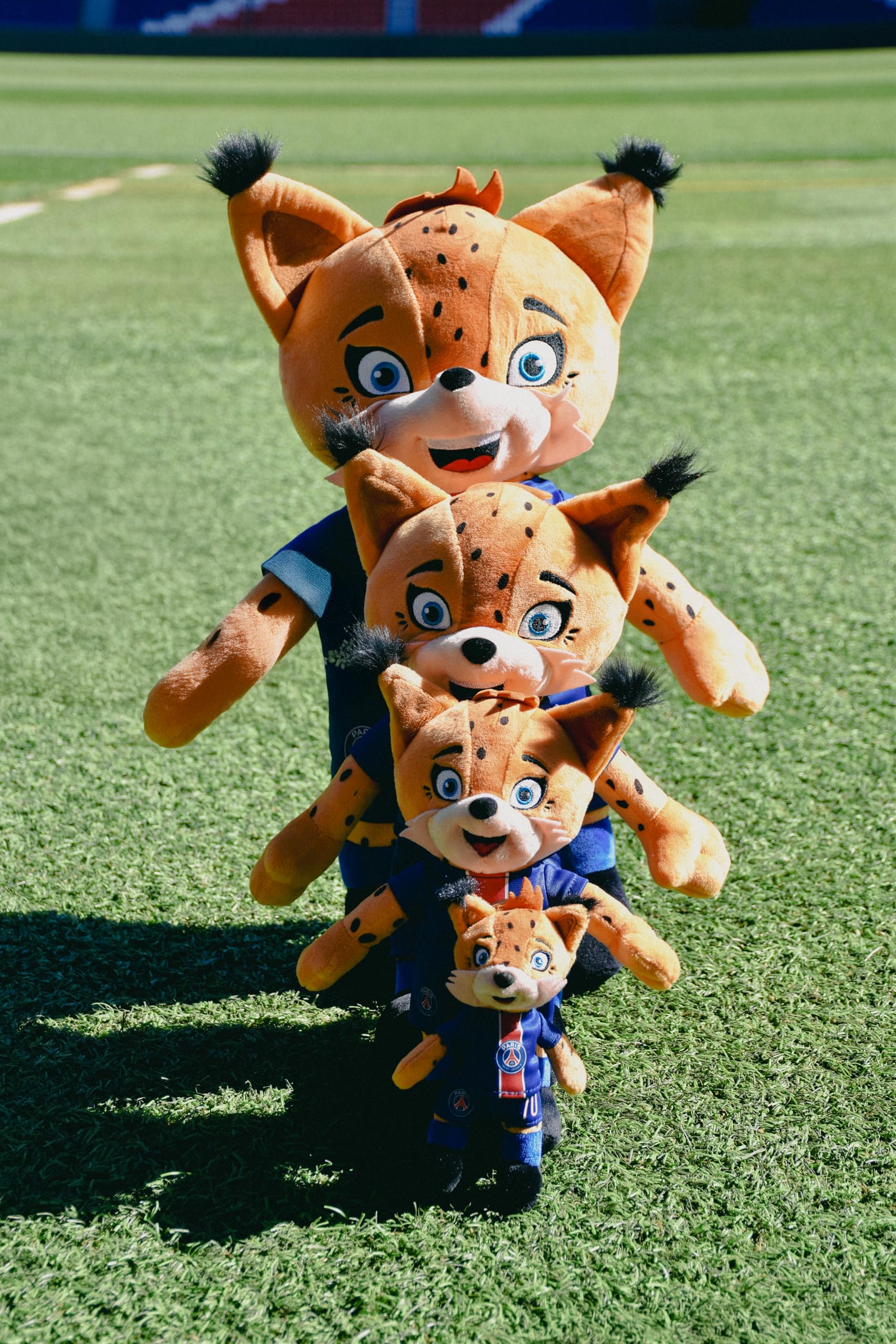 PSG – Portachiavi Mascotte Peluche Germain Le Lynx – 15 cm – Licenza Ufficiale – Accessorio Fan Paris Saint-Germain – Idea Regalo Calcio Souvenir Club – Portachiavi con maglia rimovibile – DC4263