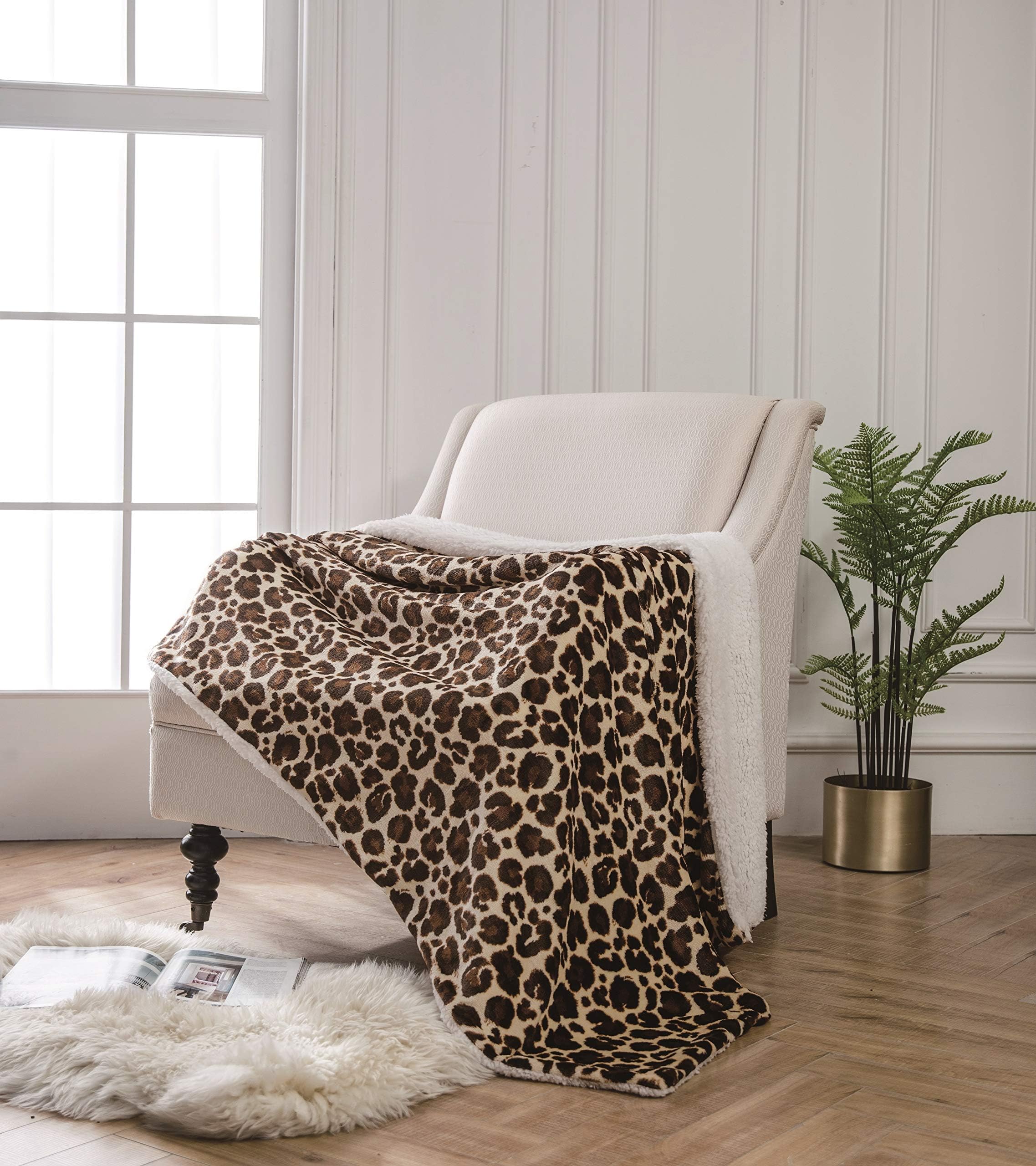 Amazon Basics Fuzzy Faux Fur Sherpa Throw Blanket, 127 x 152 cm Beige